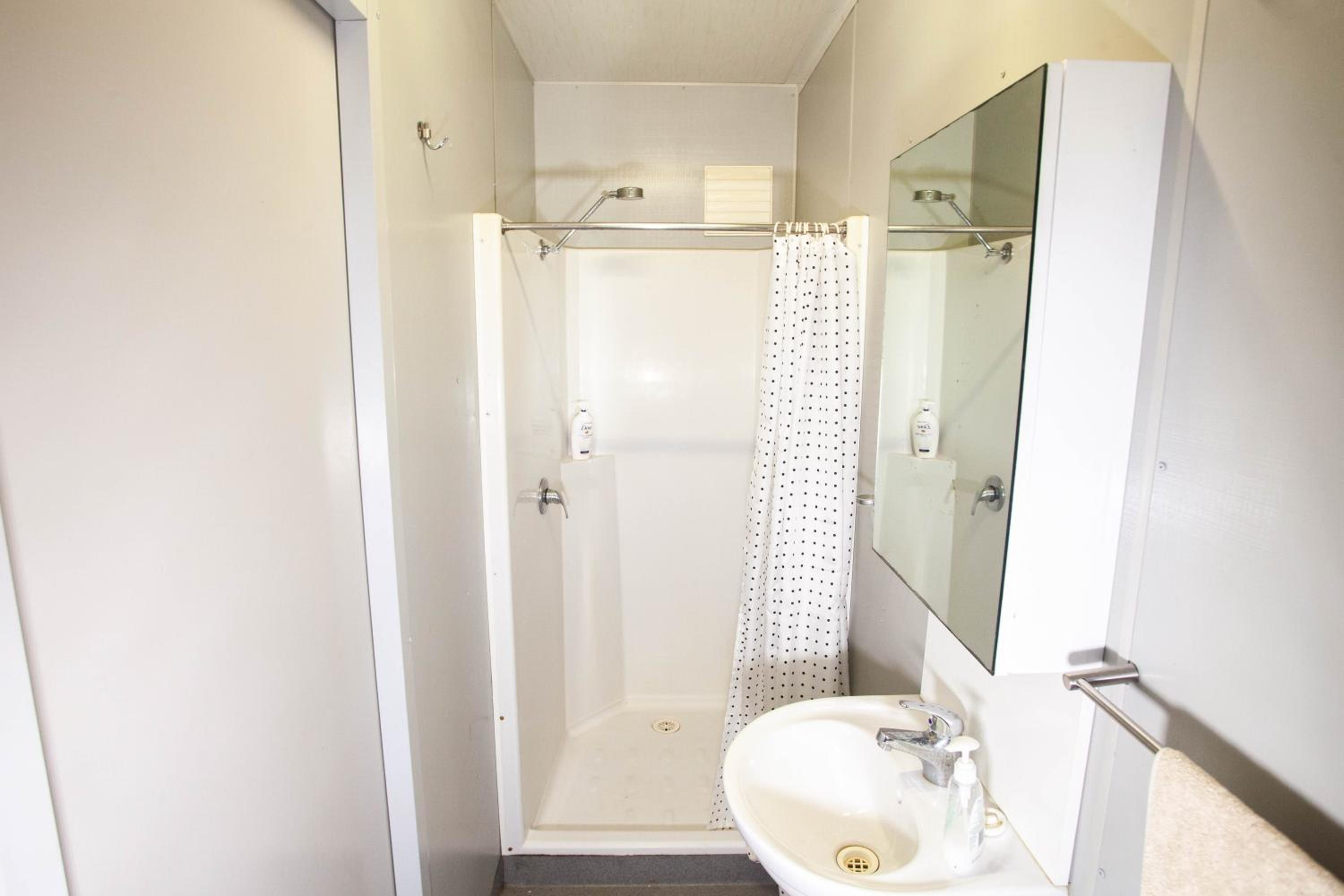 Double Room with Private Bathroom - Photo 16