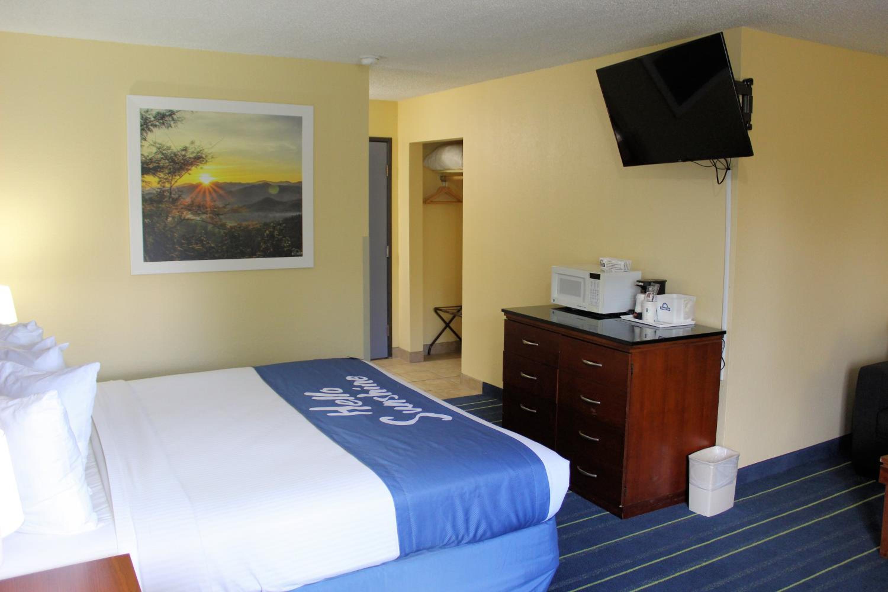 King Studio Suite - Non-Smoking - Photo 10