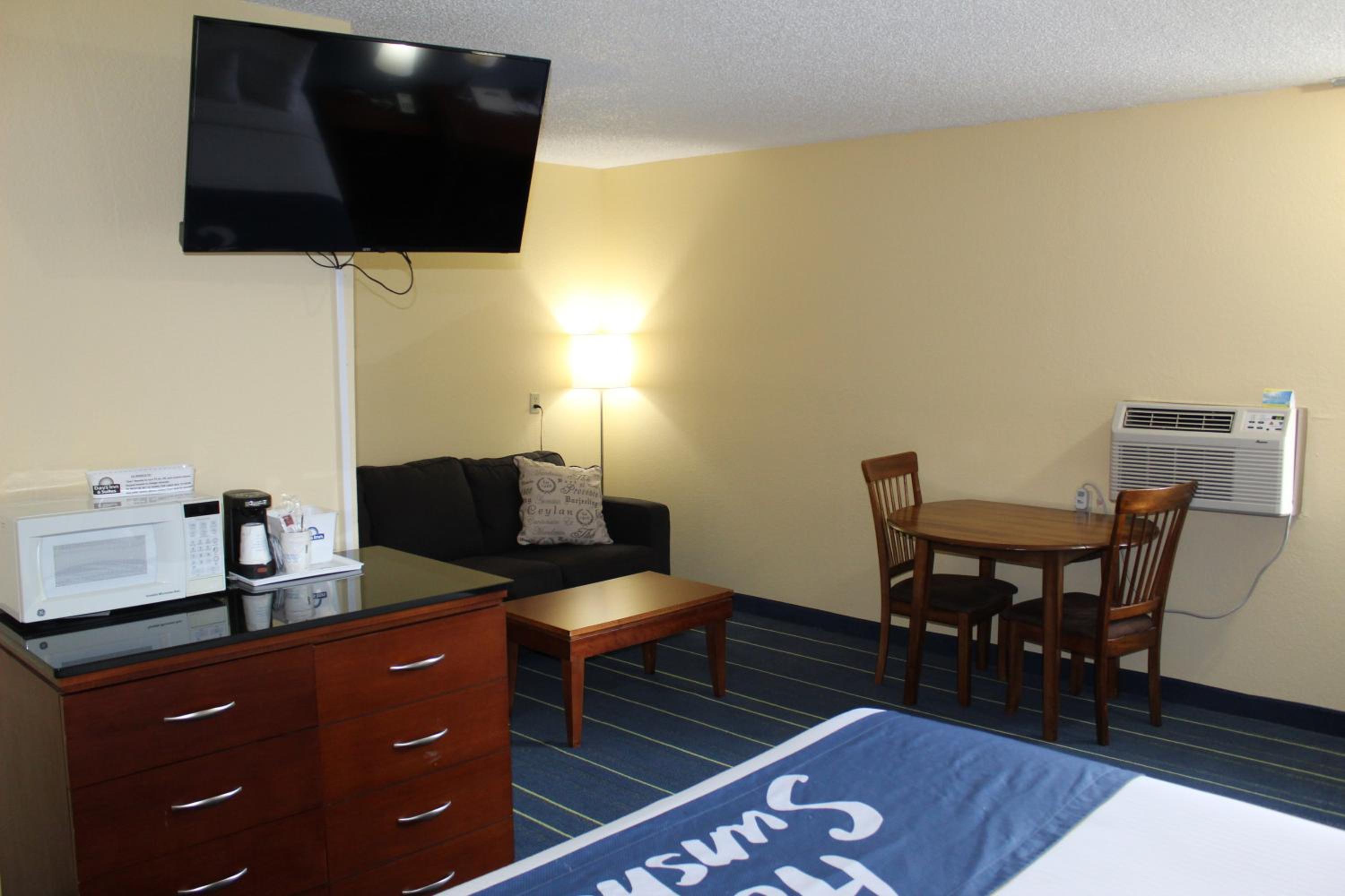 King Studio Suite - Non-Smoking - Photo 9