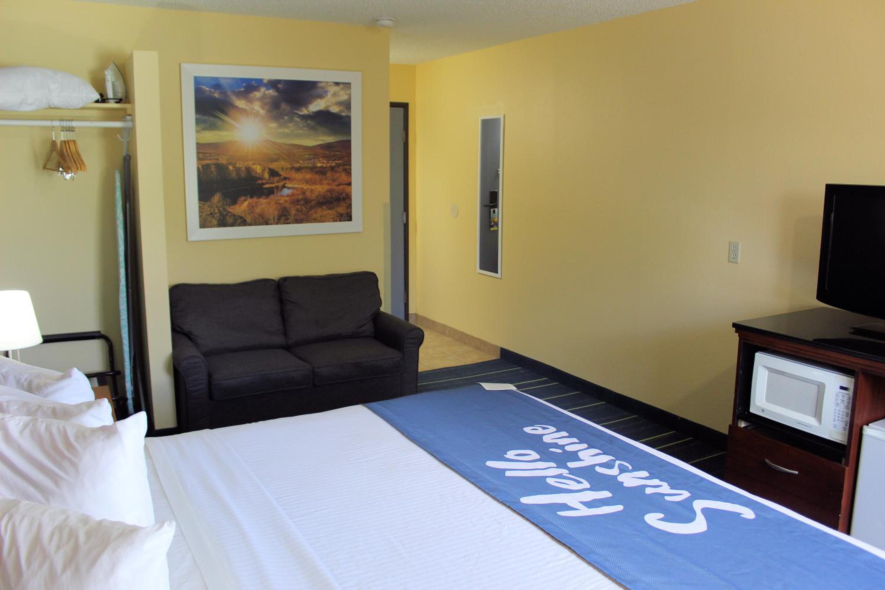 Deluxe King Room - Non-Smoking - Photo 3