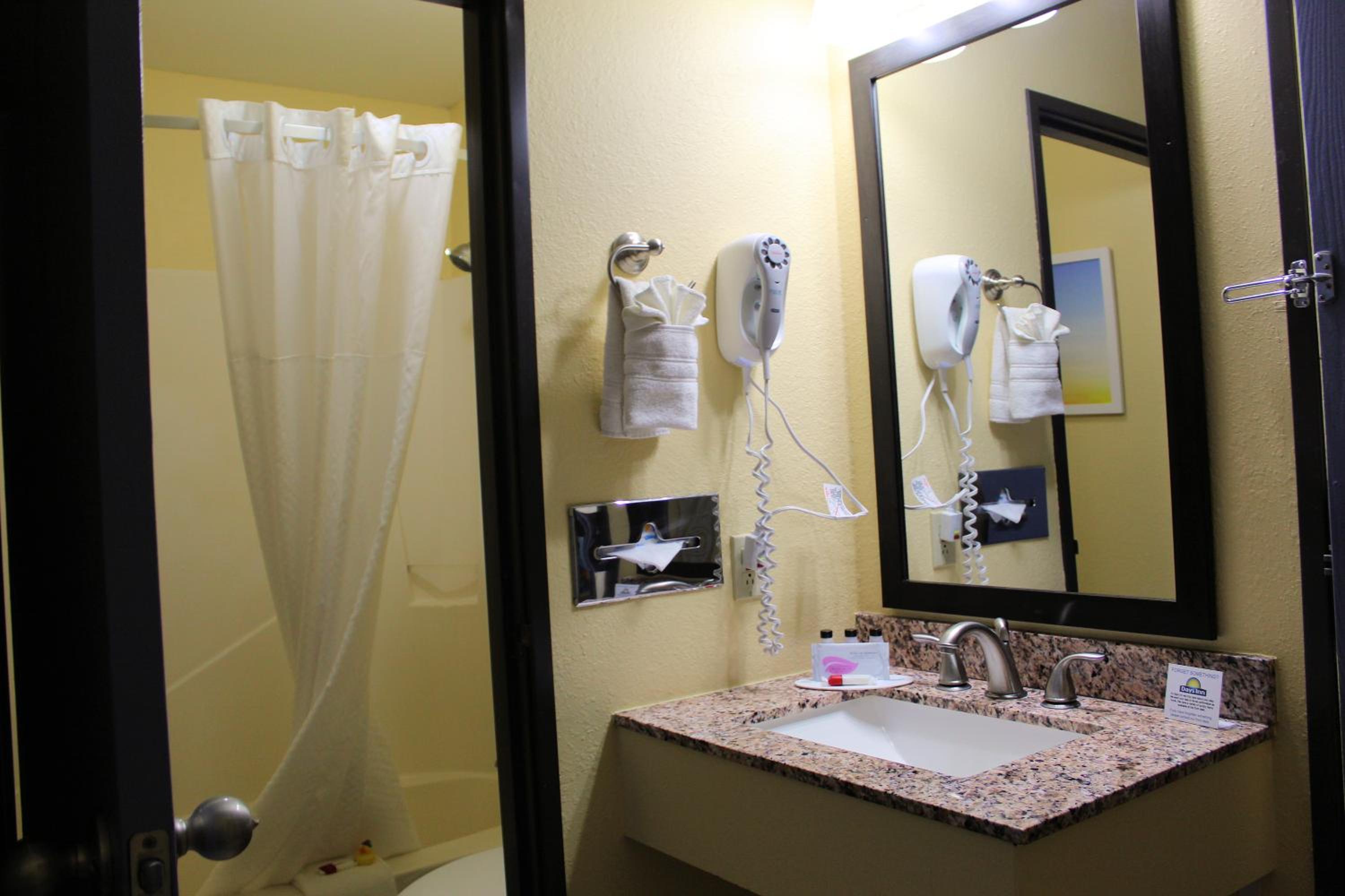 King Studio Suite - Non-Smoking - Photo 8