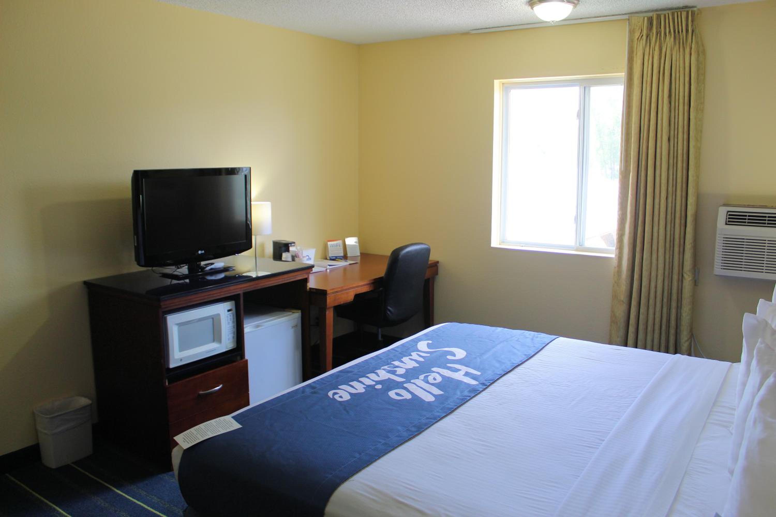 Deluxe King Room - Non-Smoking - Photo 4