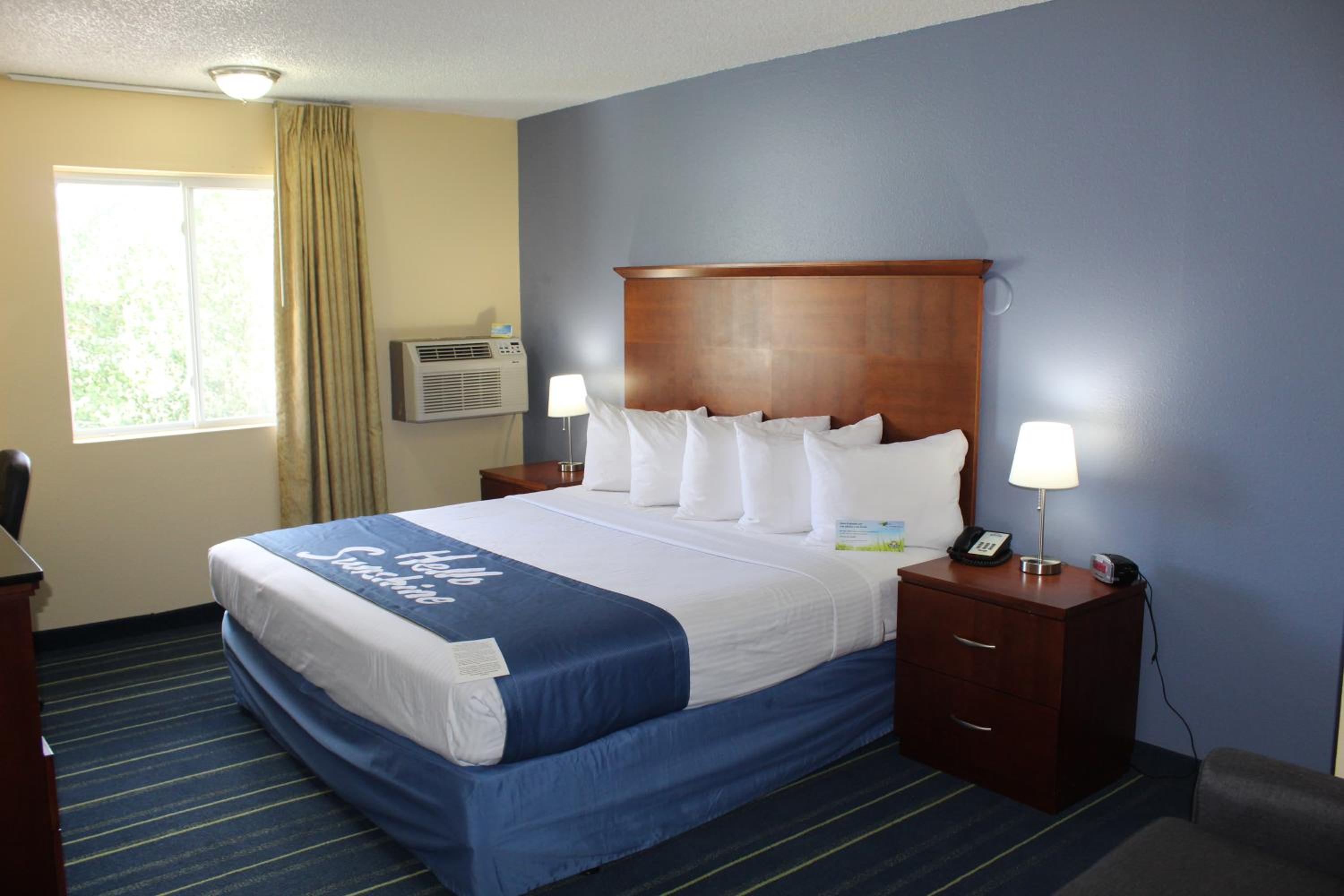 Deluxe King Room - Non-Smoking - Photo 5
