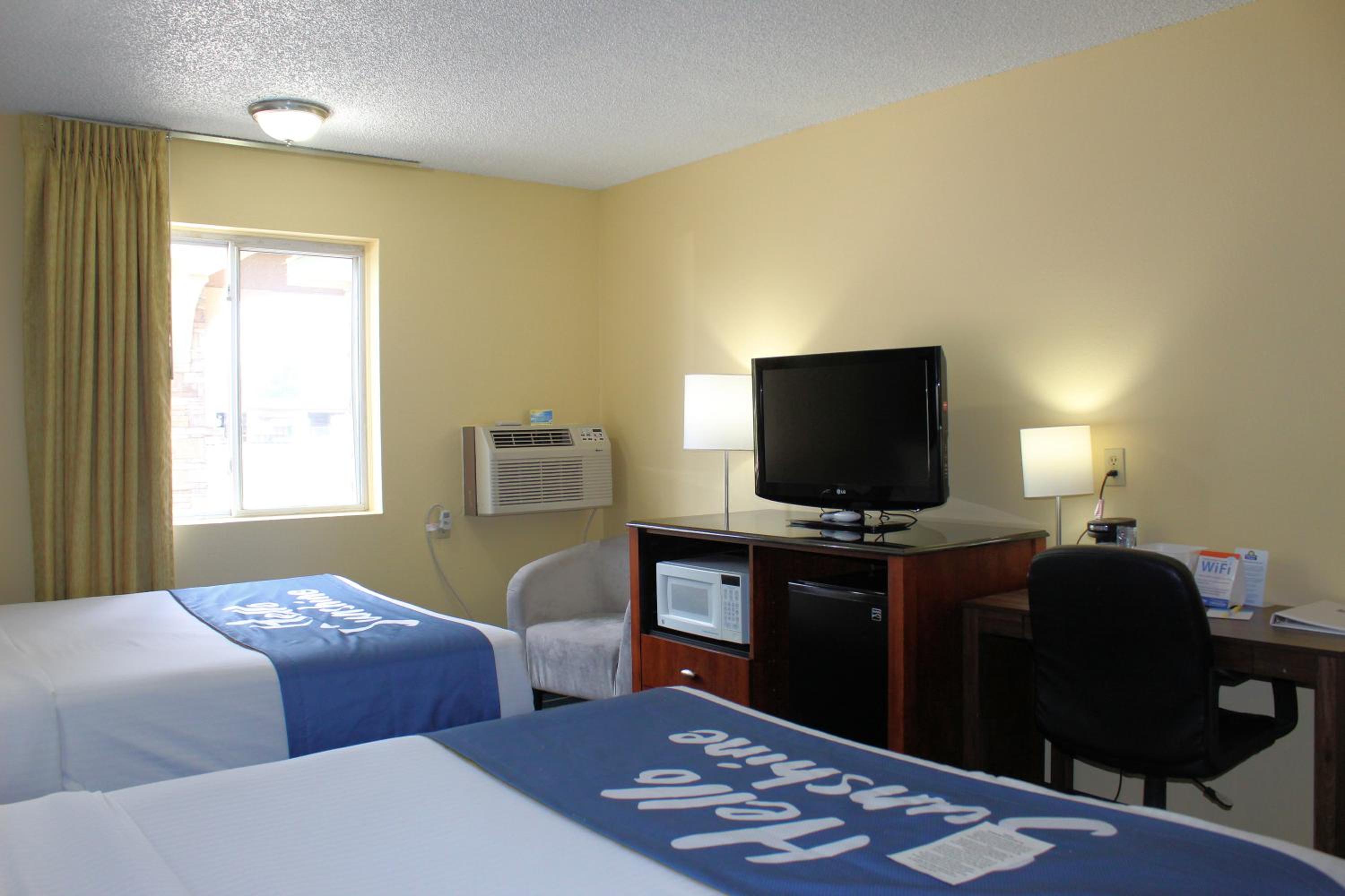 Queen Room with Two Queen Beds - Non-Smoking - Photo 5