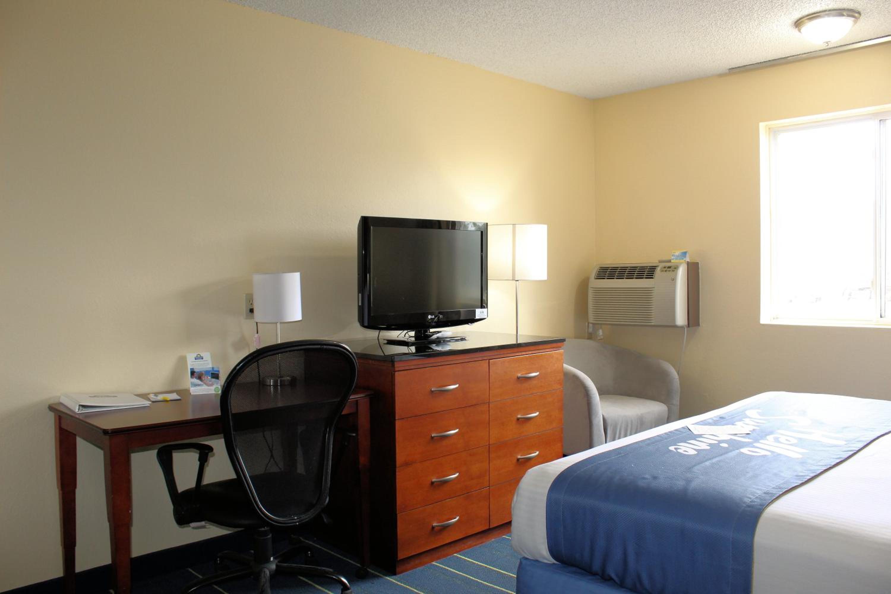 King Room - Disability Access - Non-Smoking - Photo 8