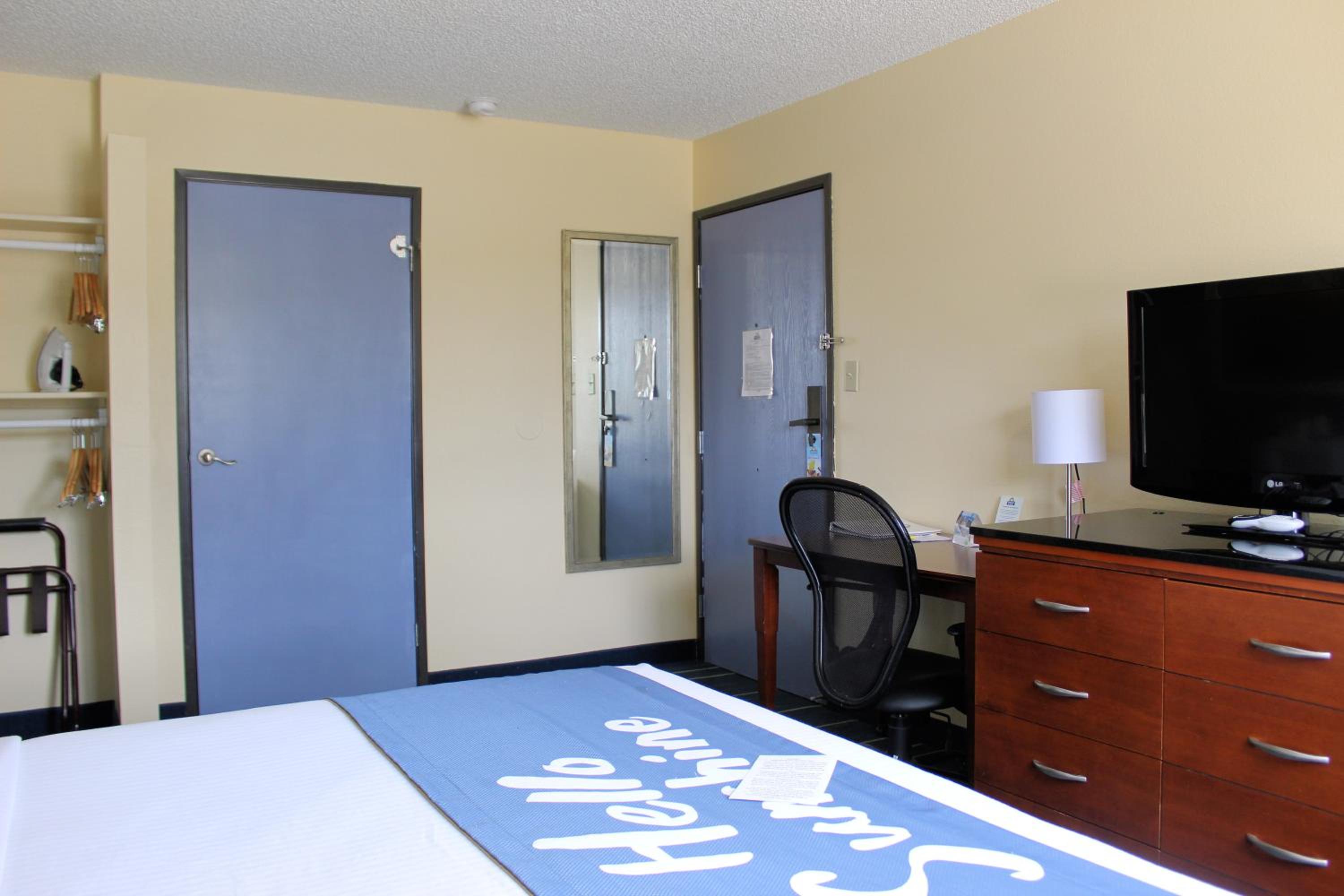 King Room - Disability Access - Non-Smoking - Photo 1
