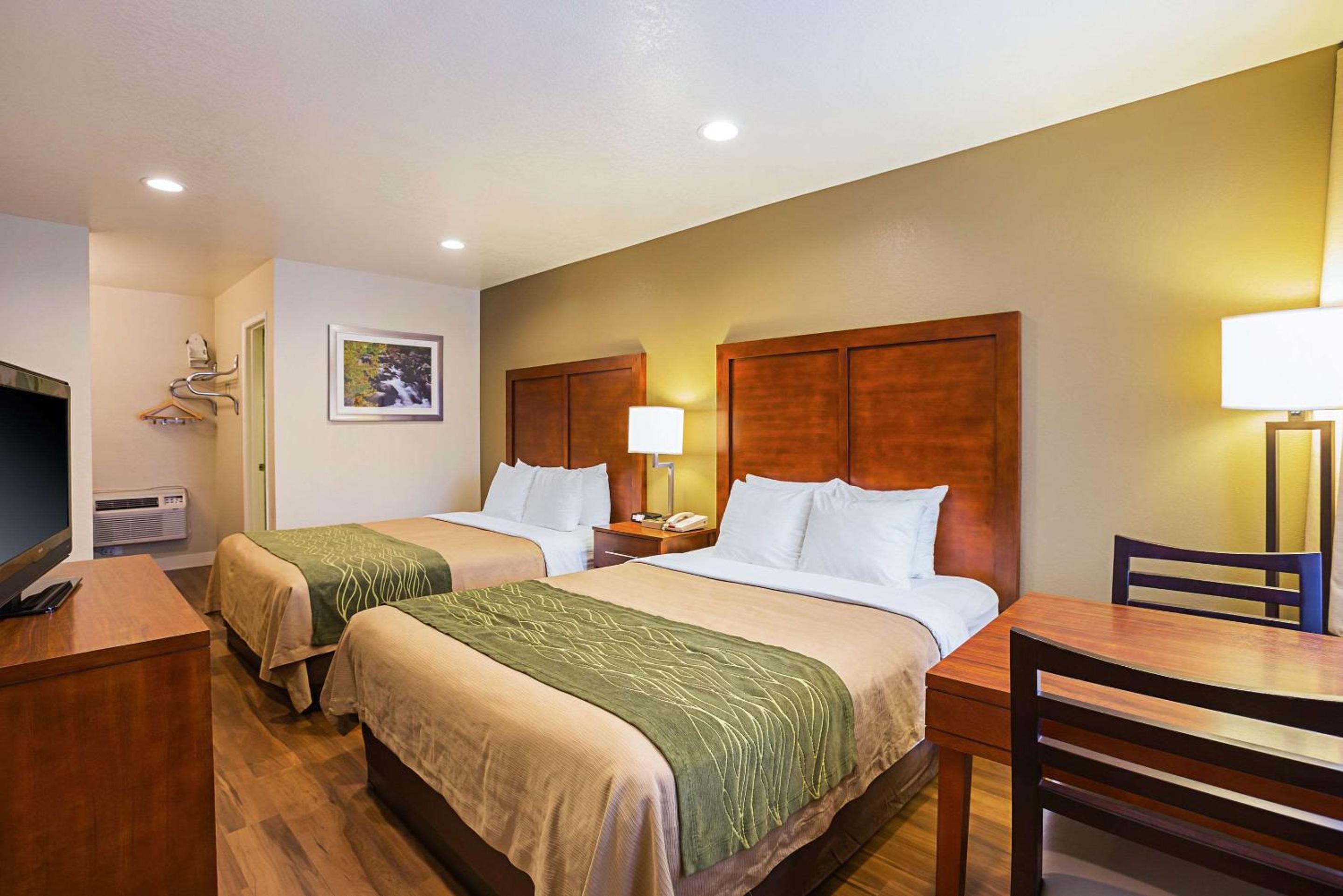 Queen Room with Two Queen Beds - Non-Smoking - Photo 1