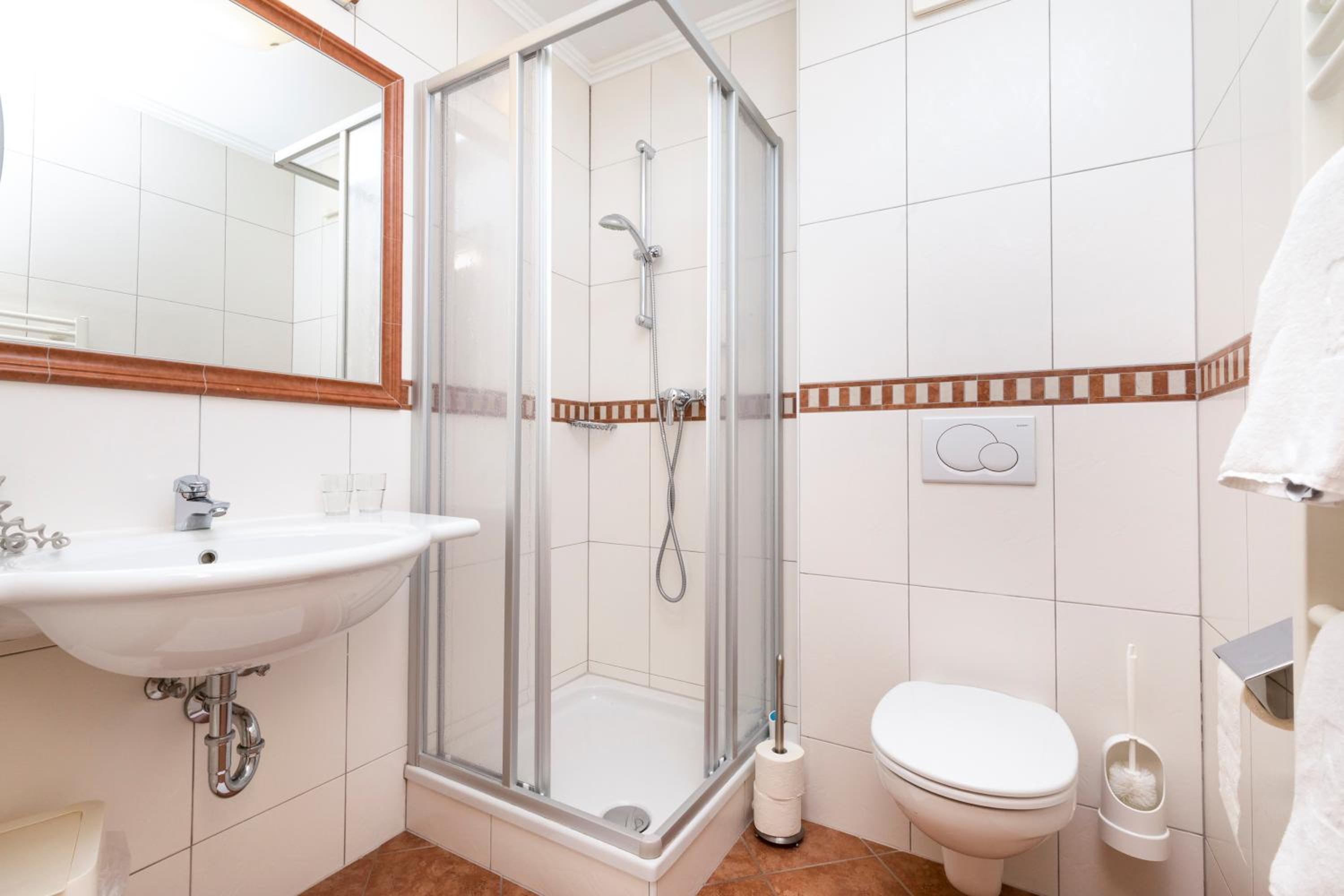 Deluxe Double Room with Balcony - Photo 9