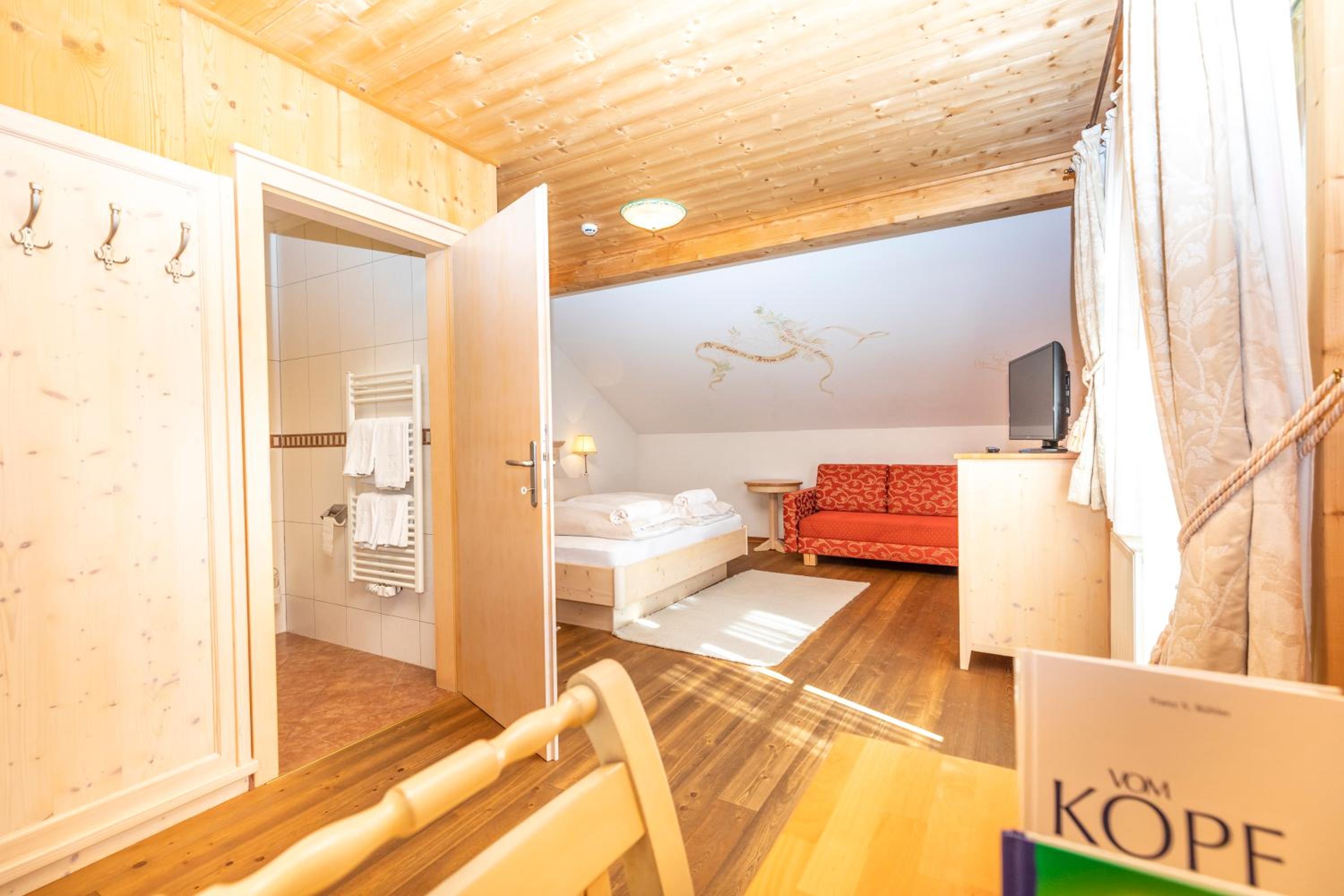 Deluxe Double Room with Balcony - Photo 4