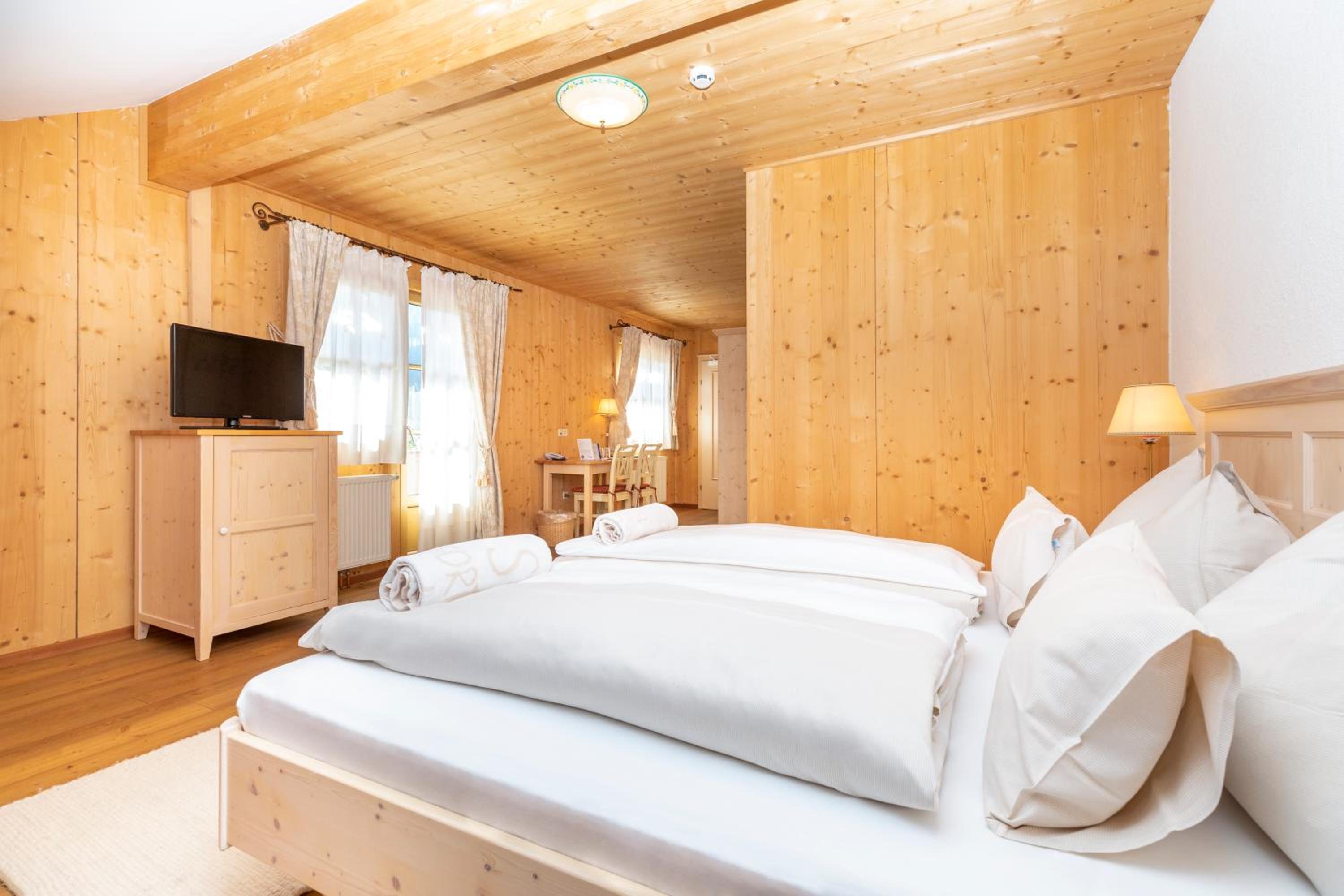Deluxe Double Room with Balcony - Photo 6