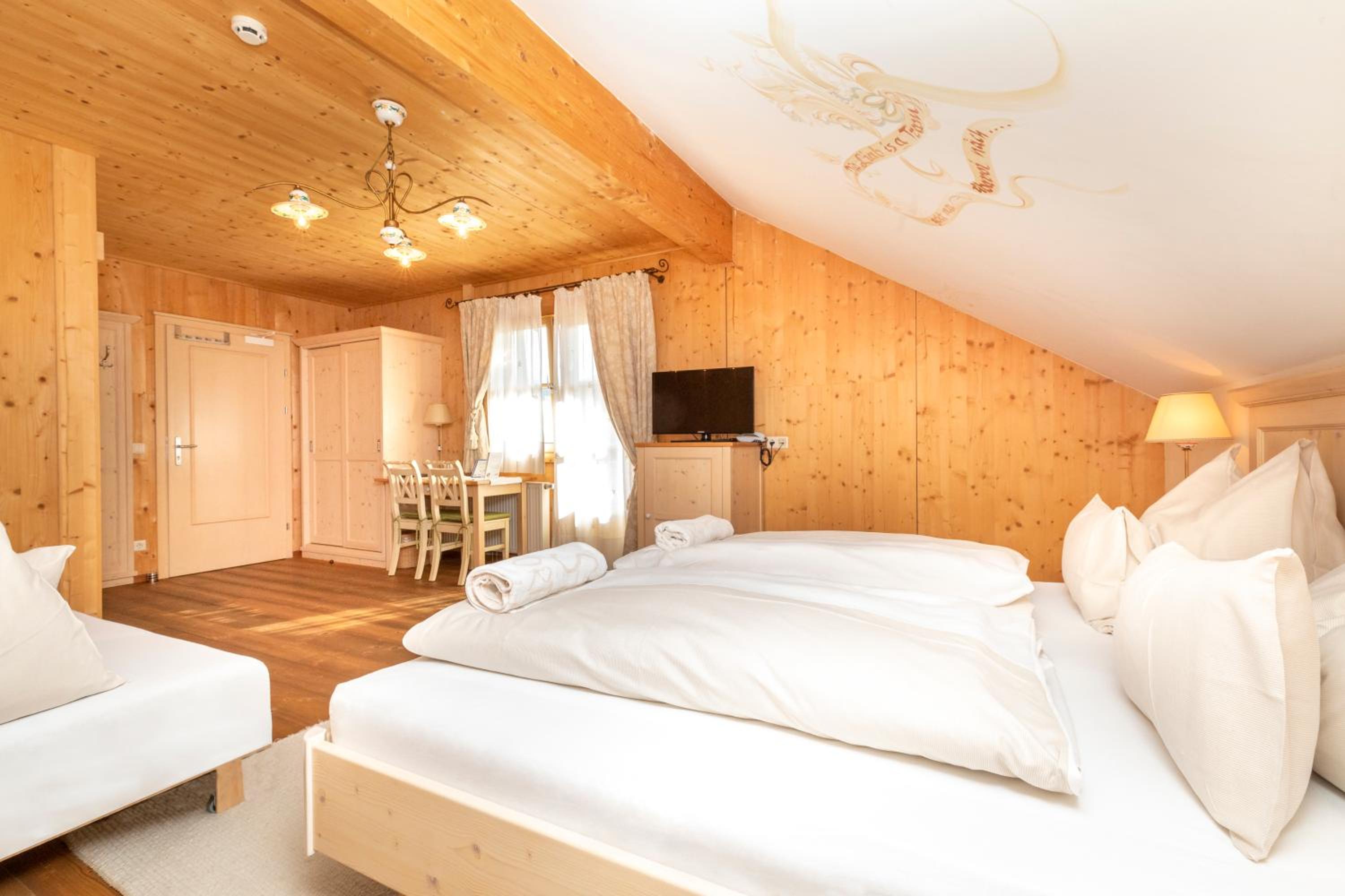 Deluxe Double Room with Balcony - Photo 7
