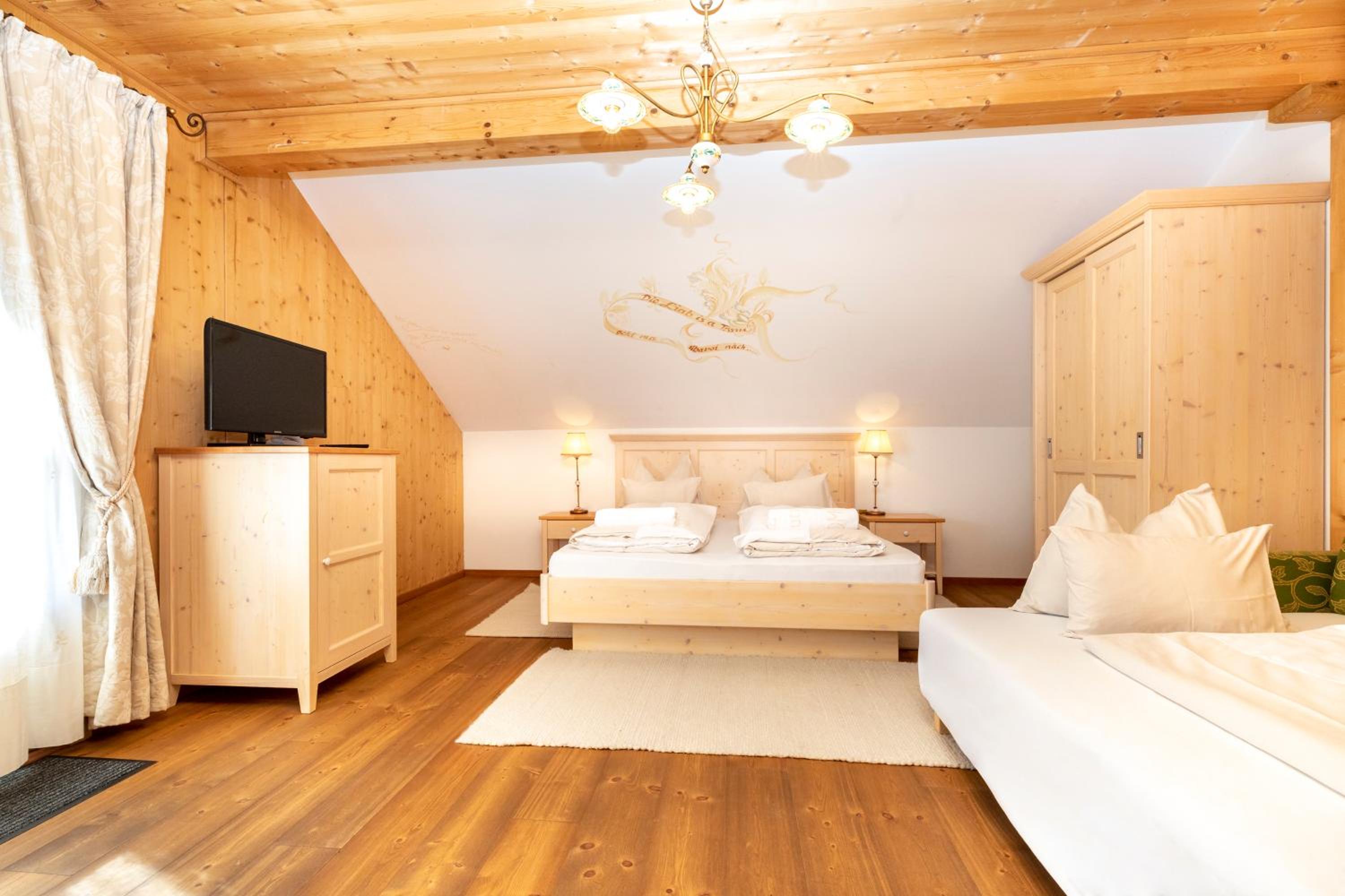 Deluxe Double Room with Balcony - Photo 3
