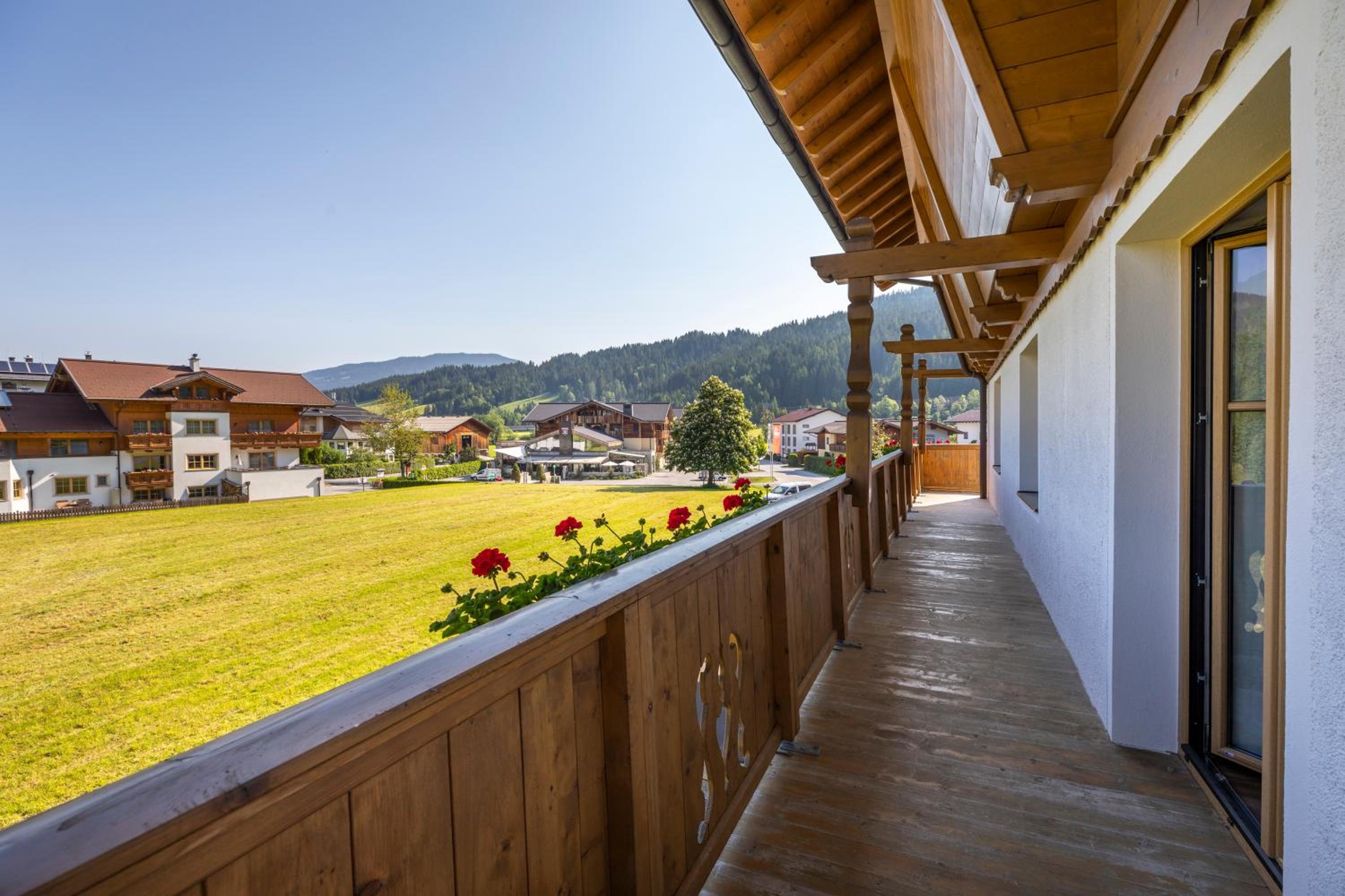 Family Suite with Balcony and Mountain View - Photo 7