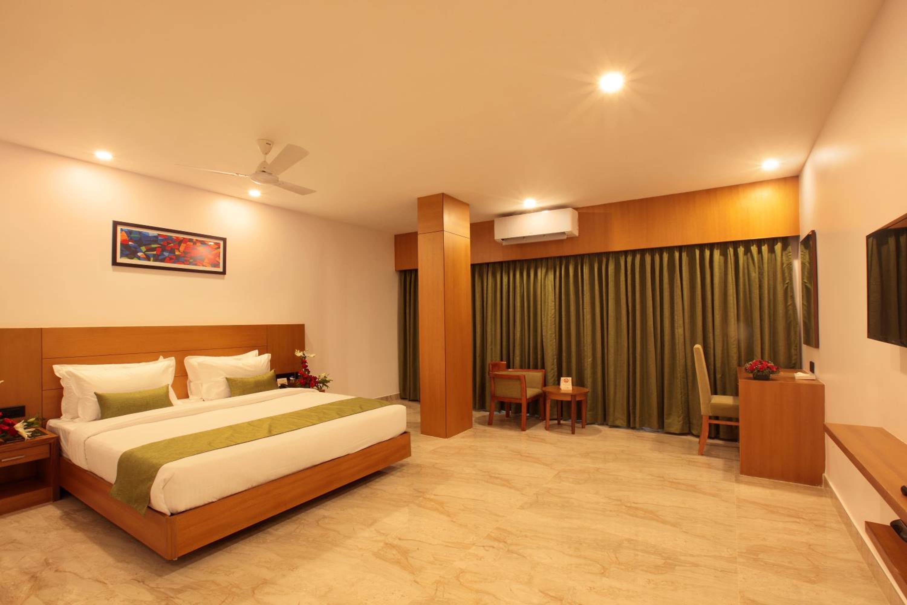 Deluxe King Room - Photo 13