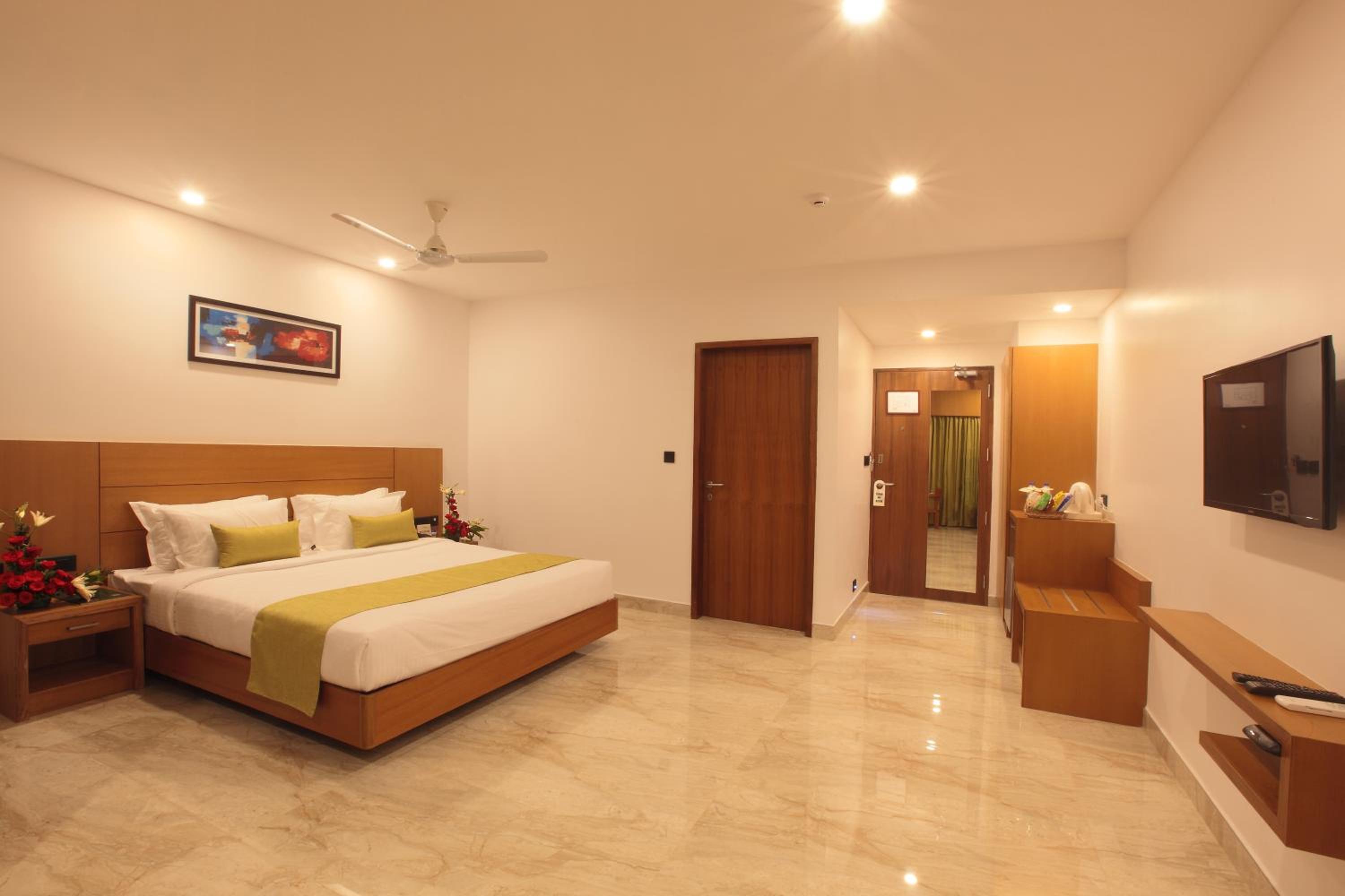 Deluxe King Room - Photo 12