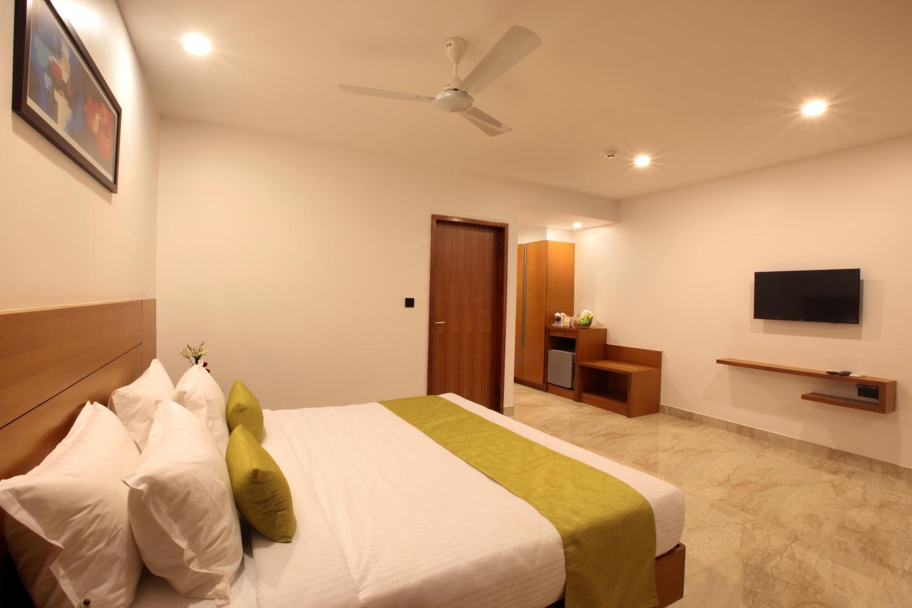 Deluxe King Room - Photo 11