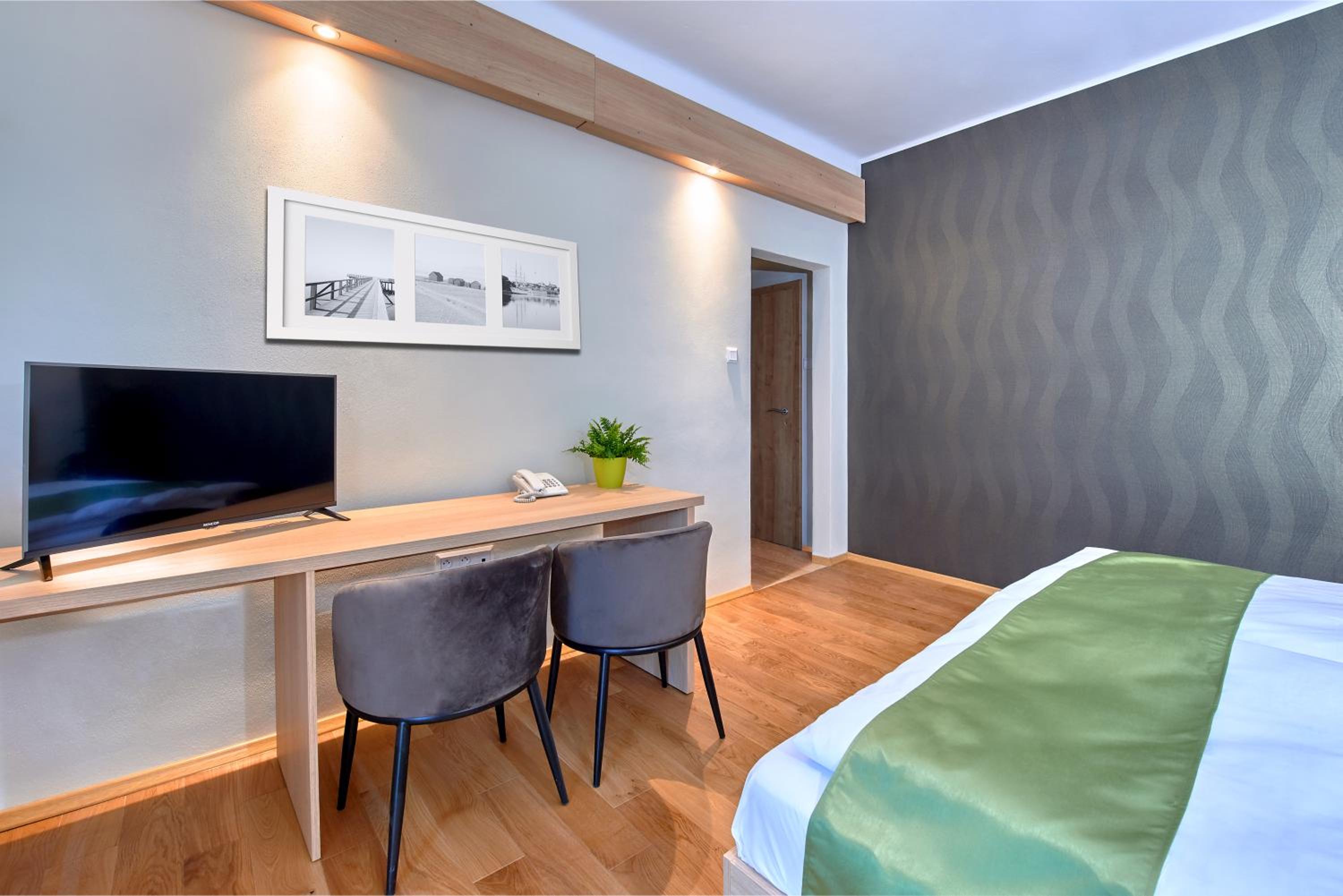 Deluxe Double Room with Balcony - Photo 1