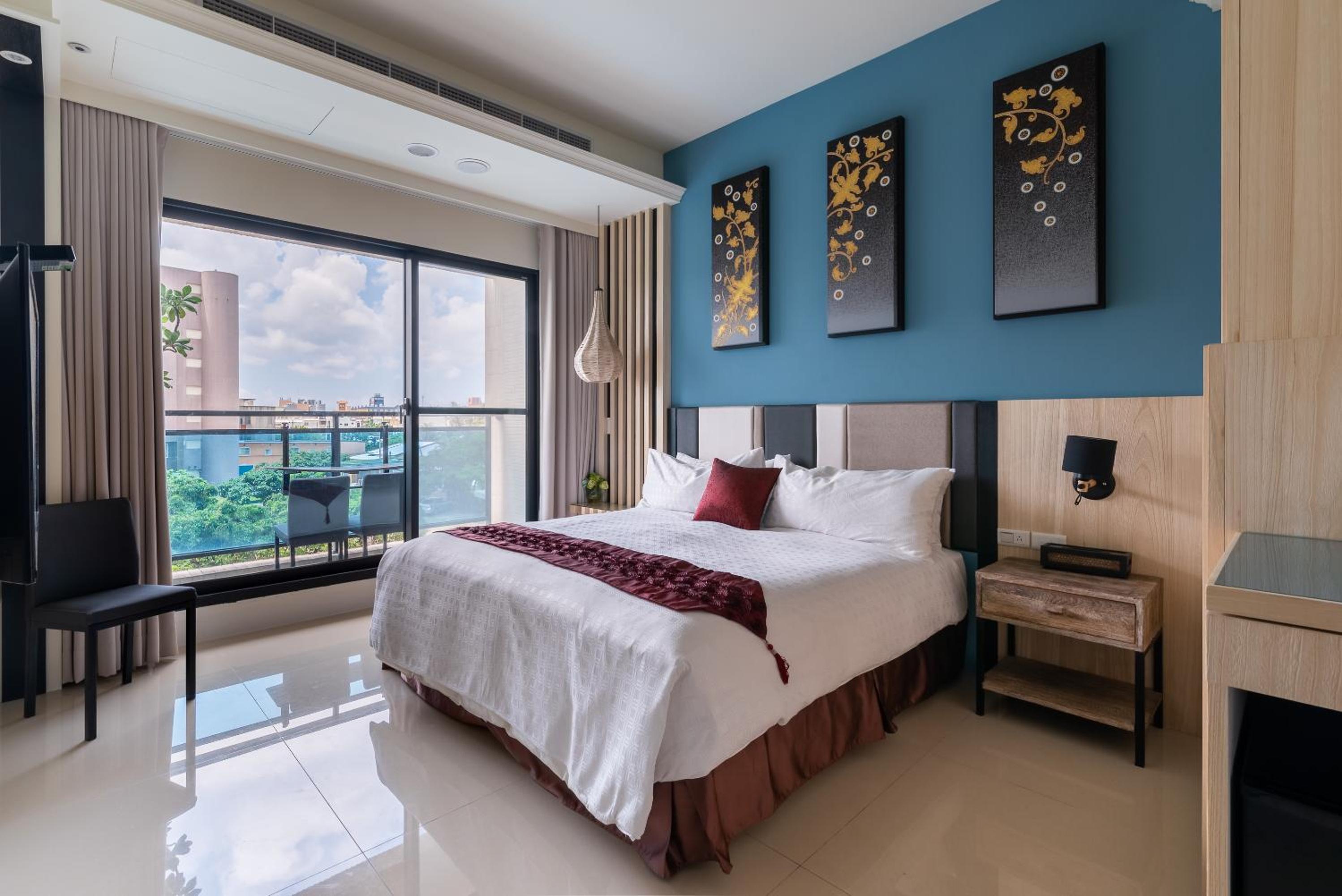 Deluxe Double Room with Balcony - Photo 3