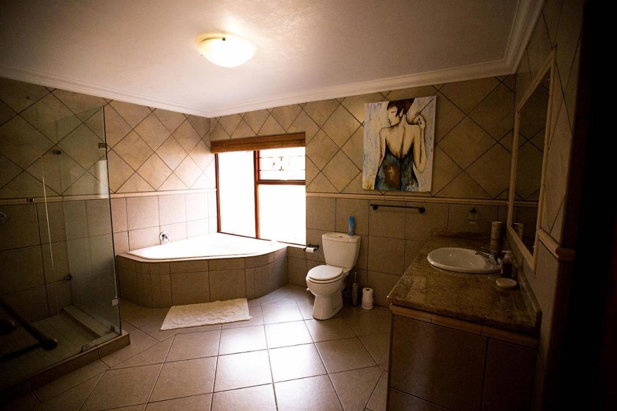 Double Room with Pool View - Photo 3