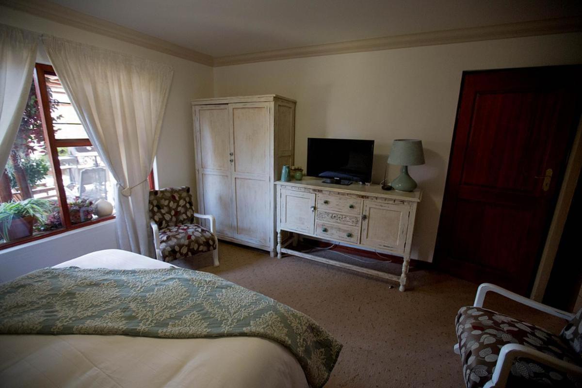 Double Room with Pool View - Photo 2