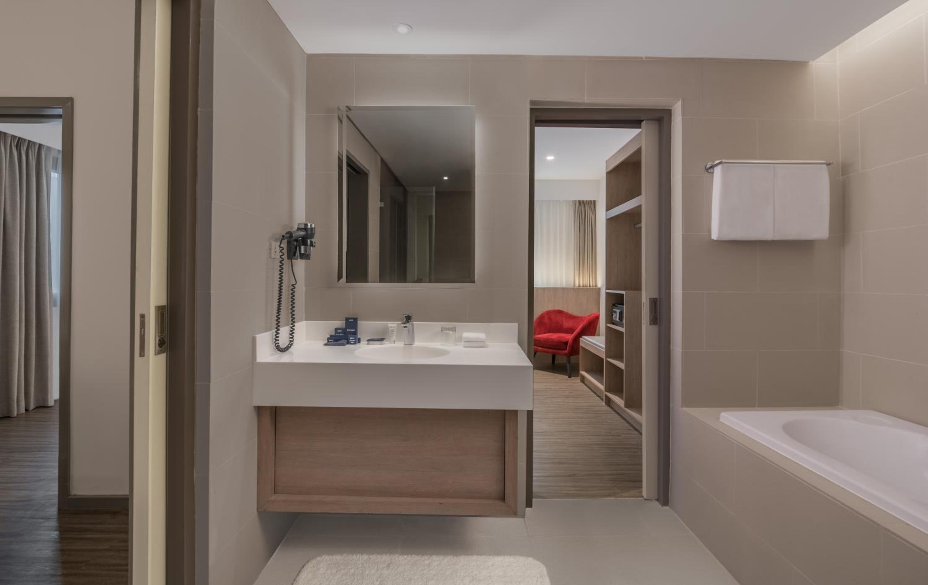One-Bedroom Suite - Photo 7