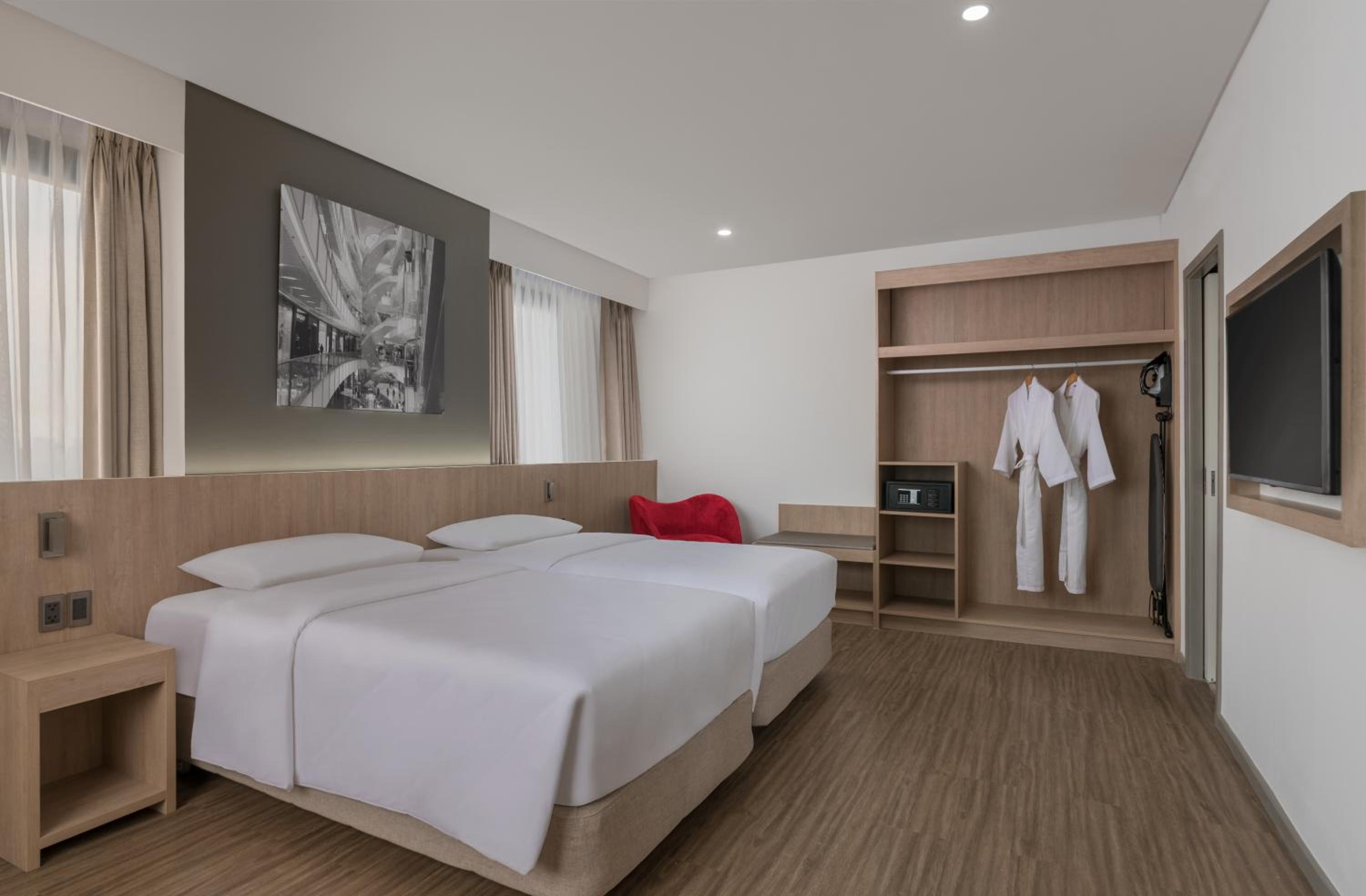 One-Bedroom Suite - Photo 6