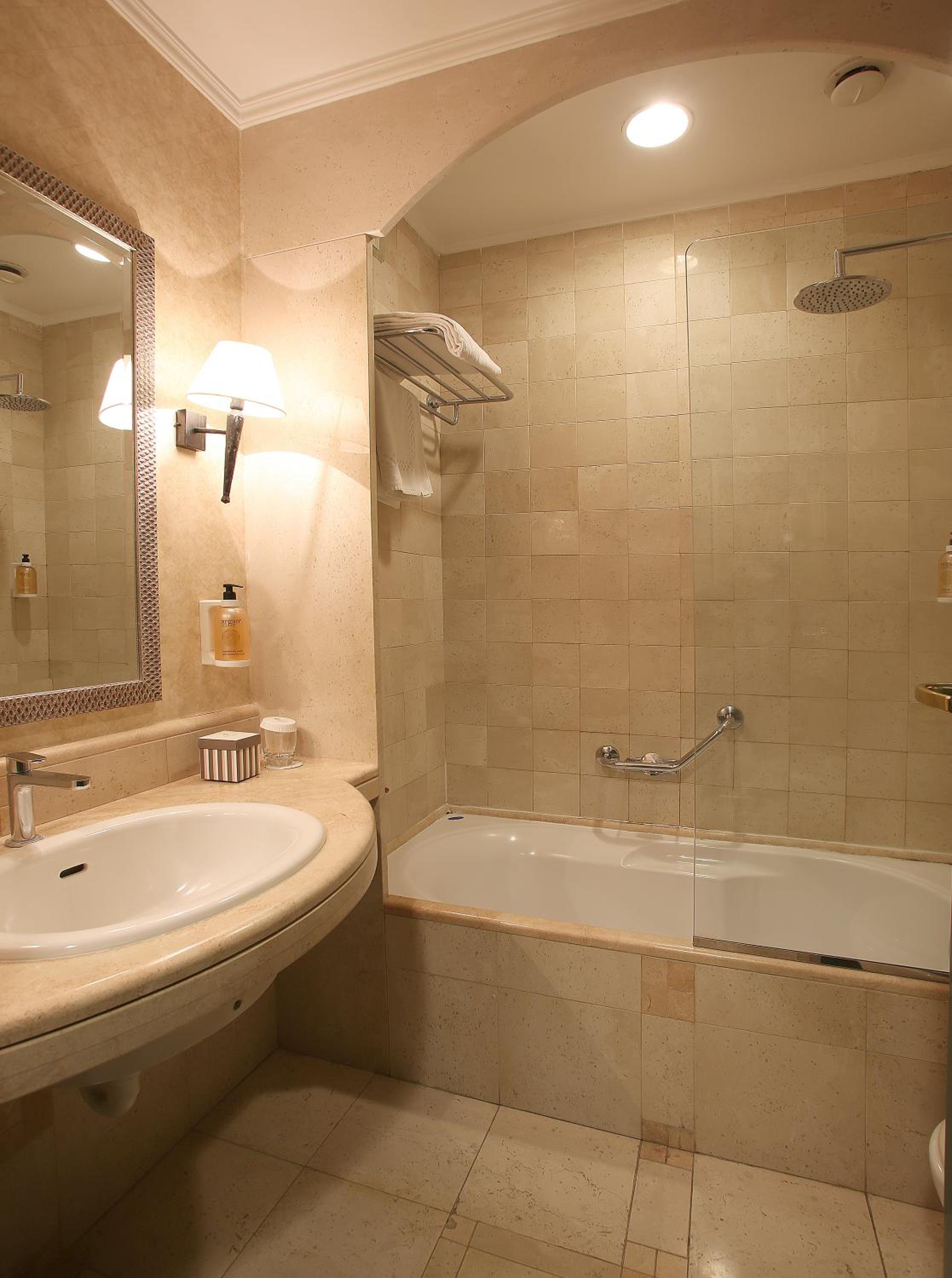 Double or Twin Room - Photo 5