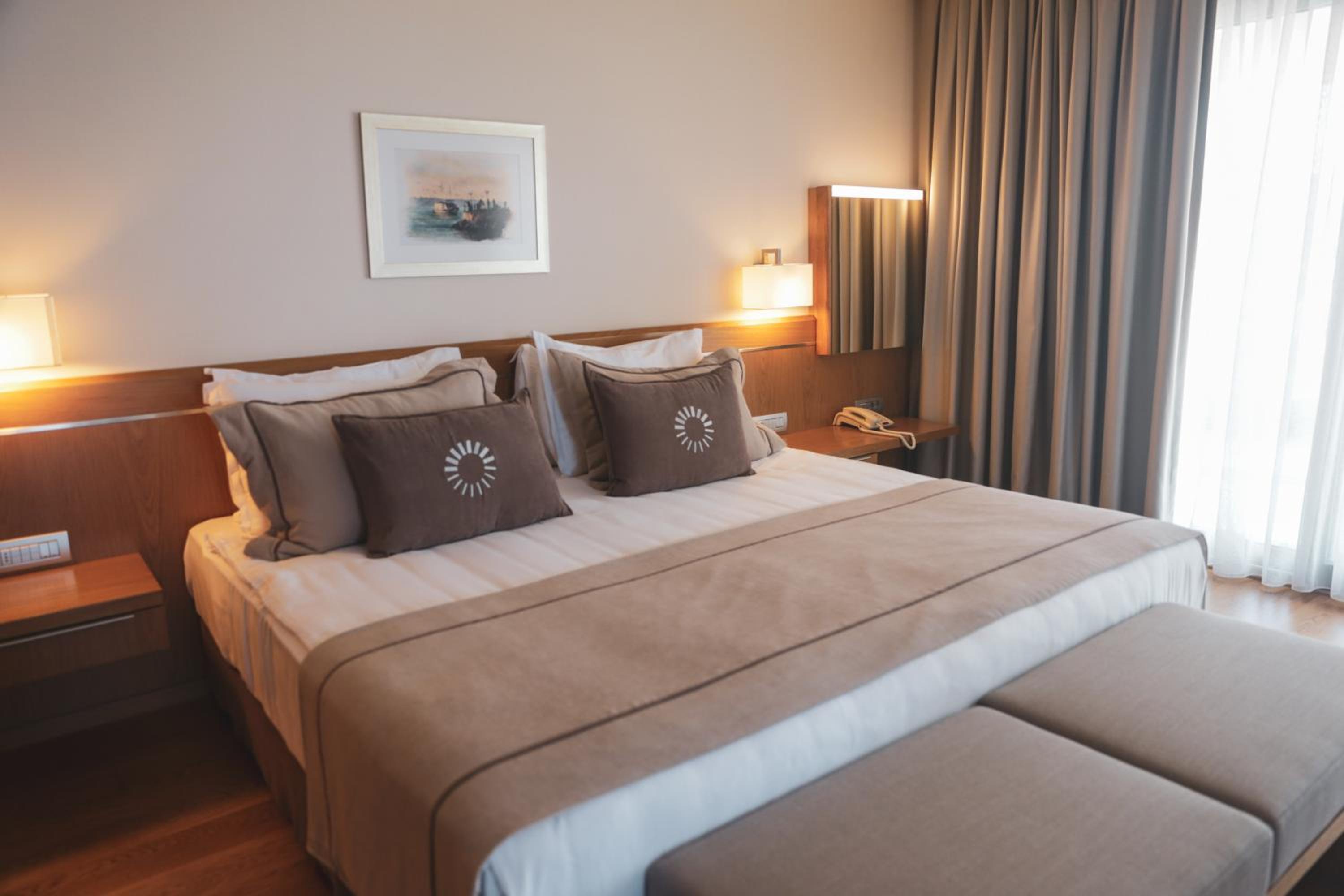 Deluxe Double Room with Balcony and Sea View - Photo 1