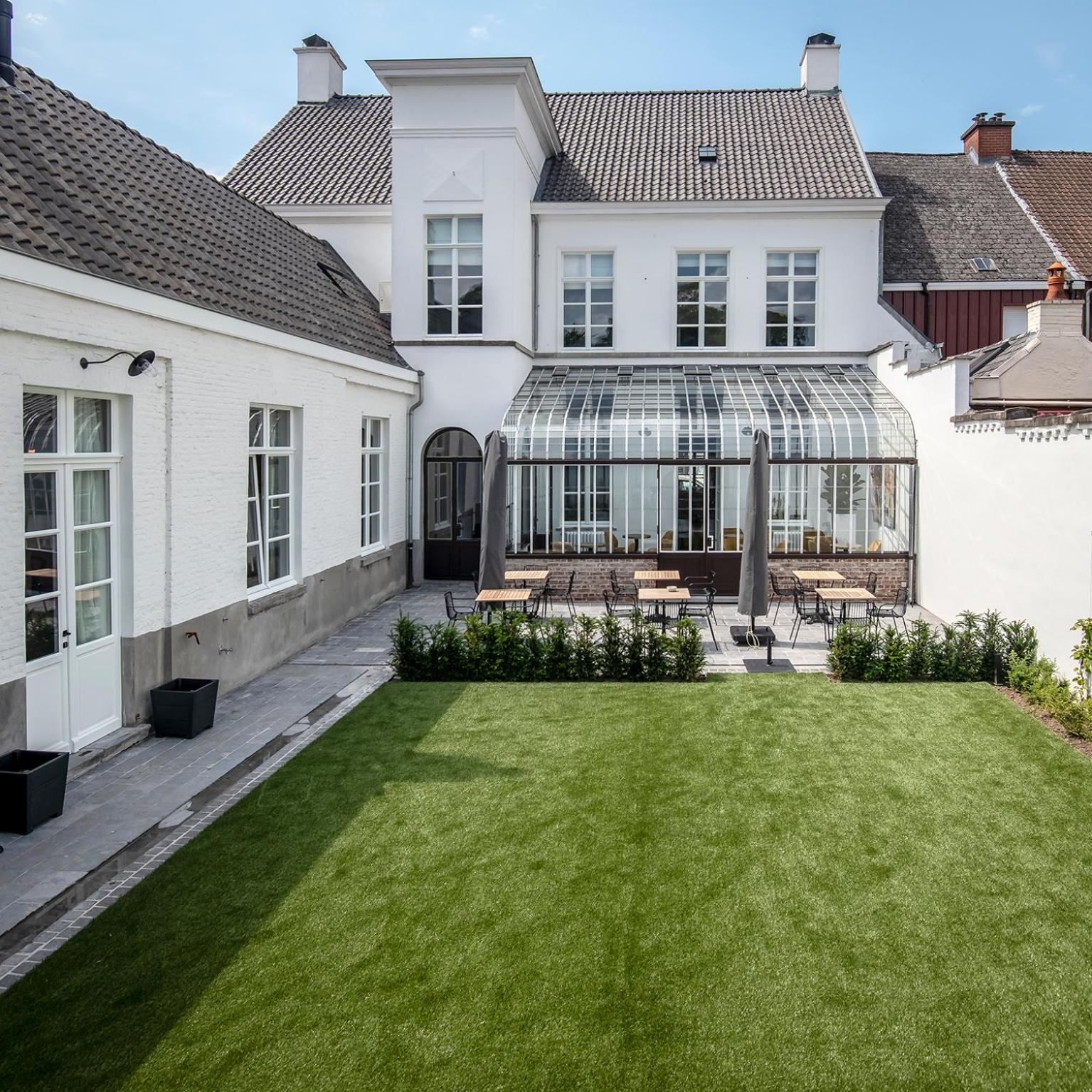 Six-Bedroom House photo 1