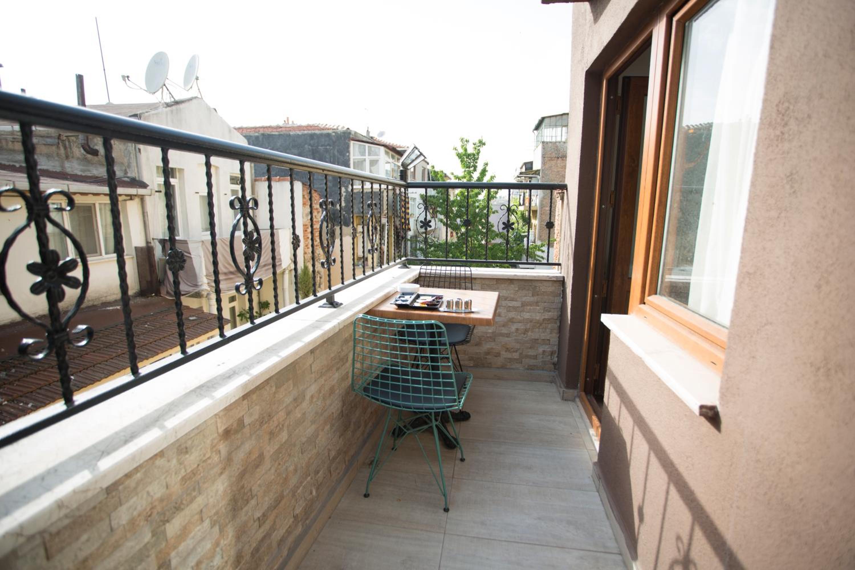 King Suite with Balcony photo 3