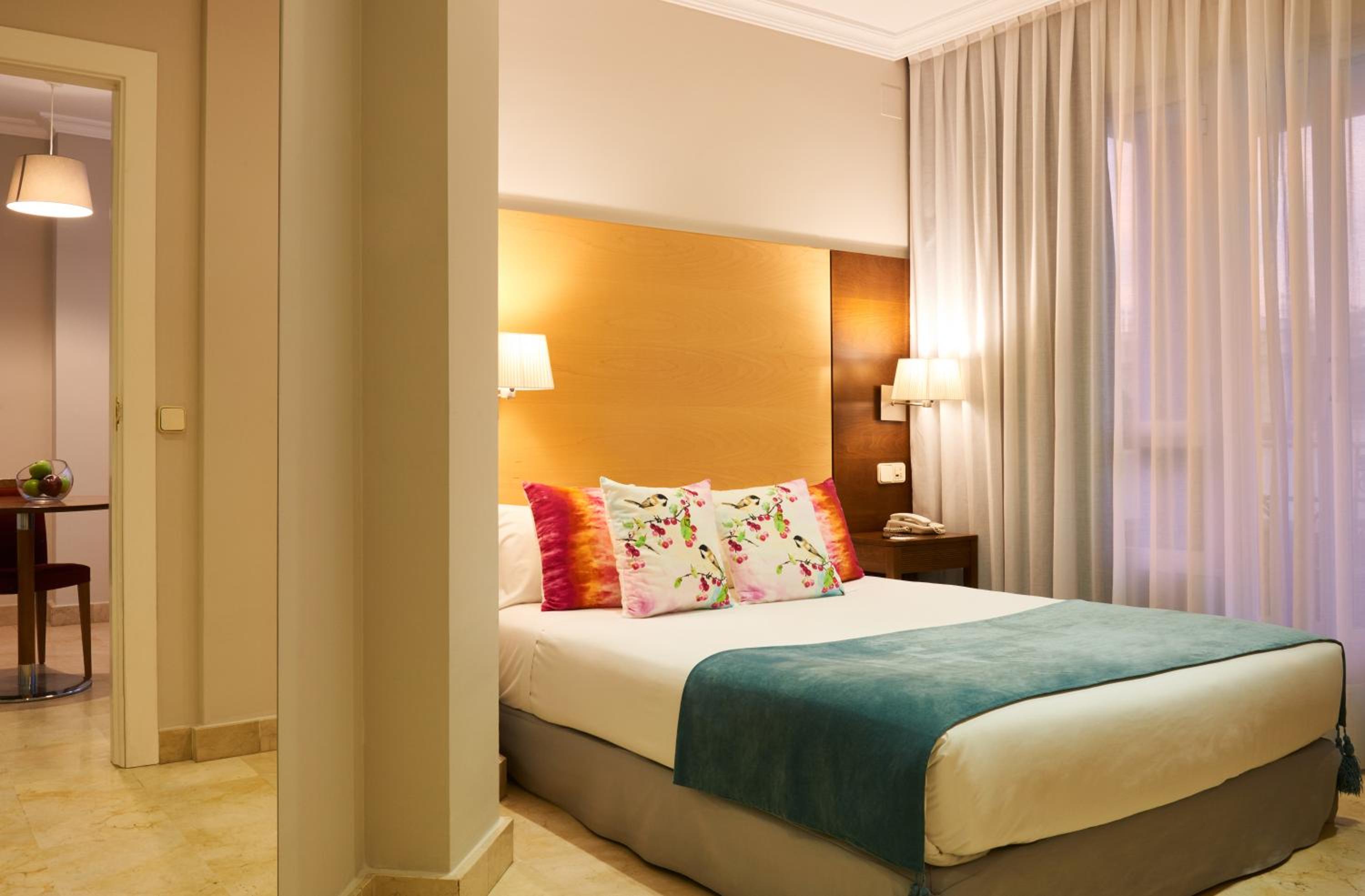 Suite - Photo 1