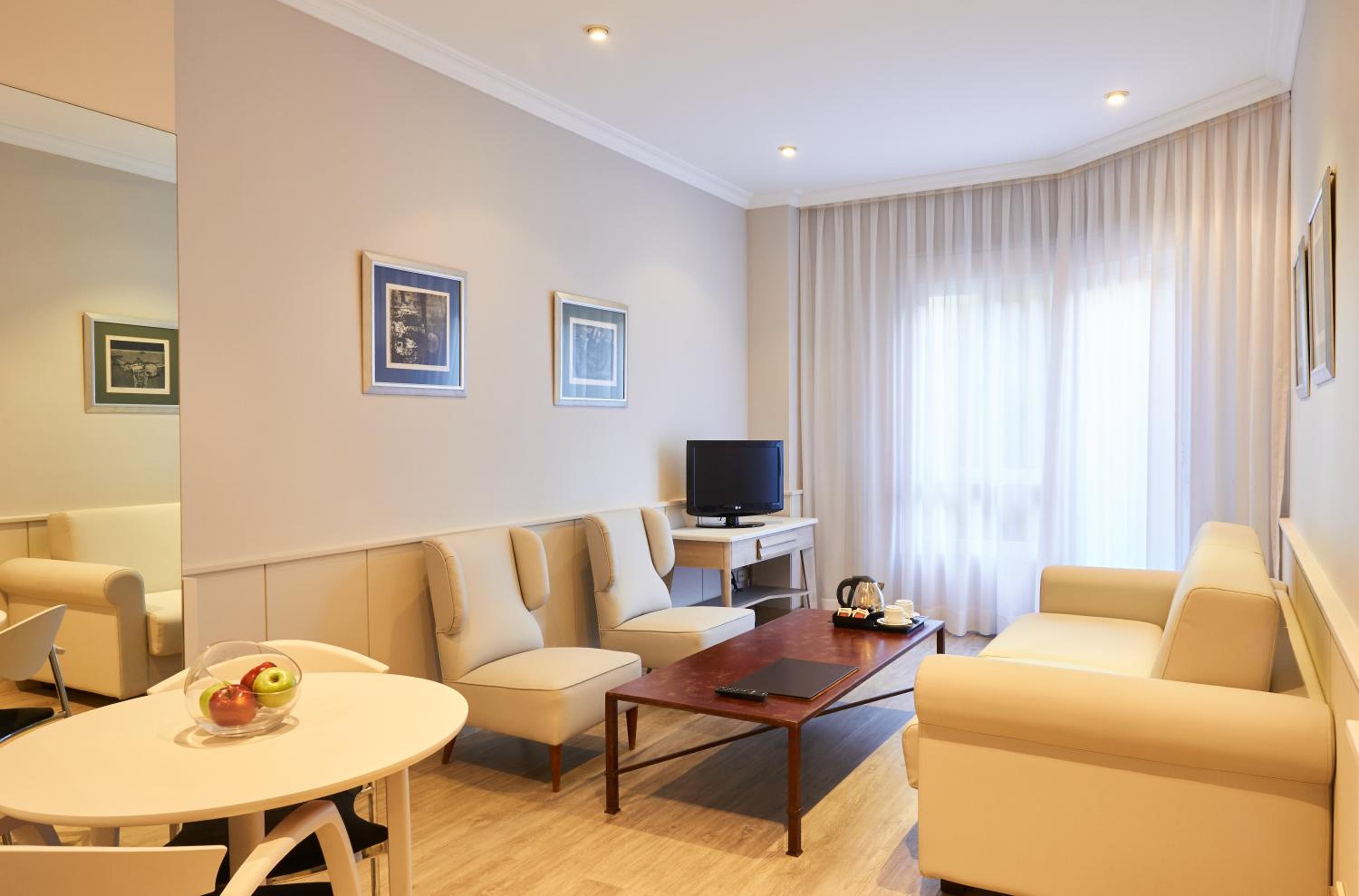 Superior One-Bedroom Apartment - Photo 13