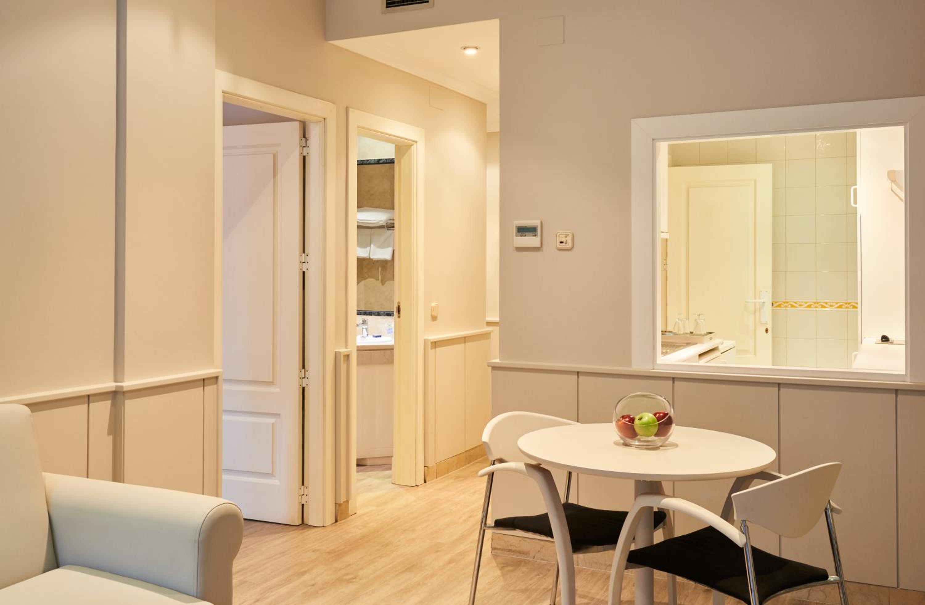 Superior One-Bedroom Apartment - Photo 3