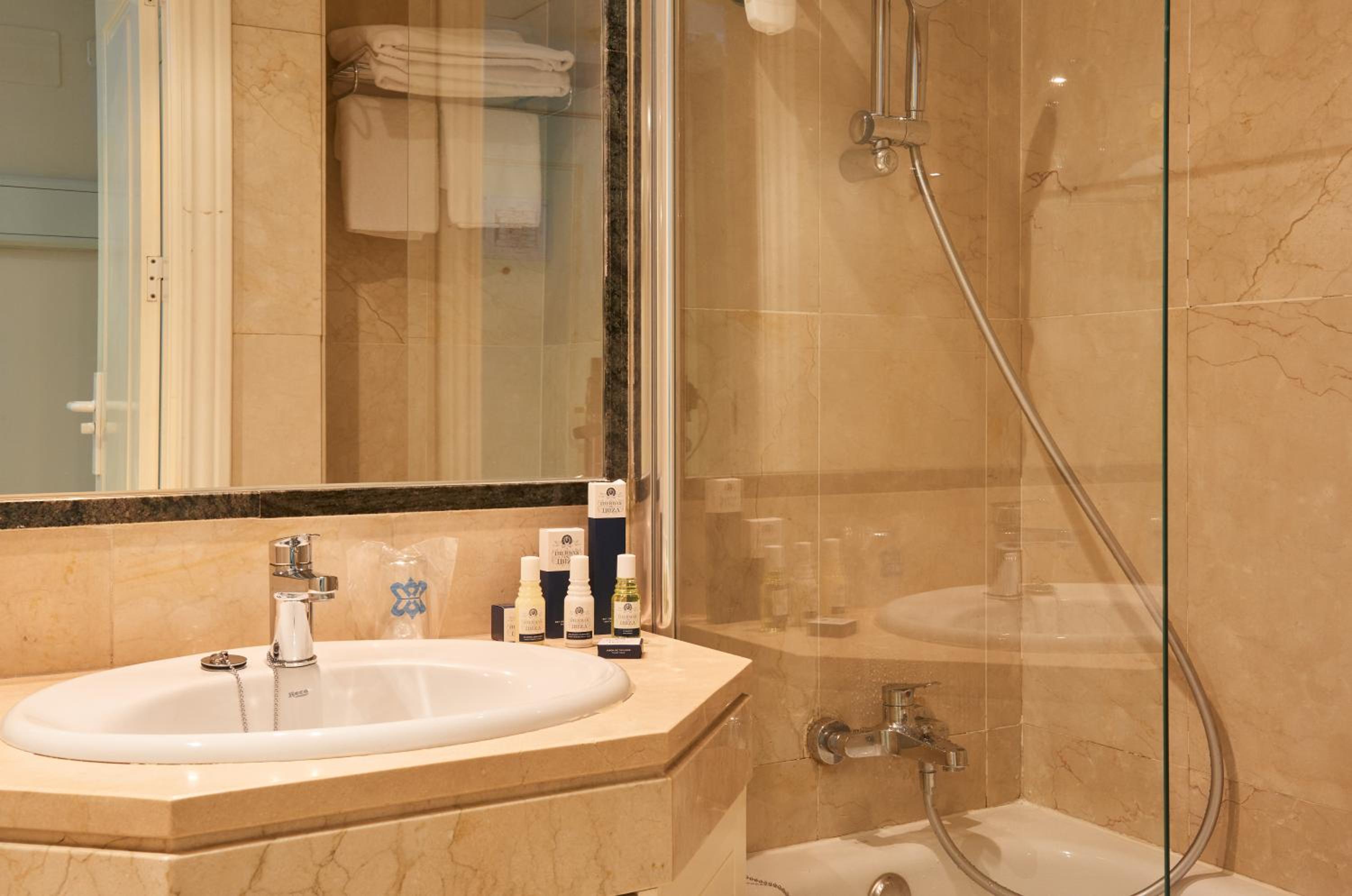 Suite - Photo 8