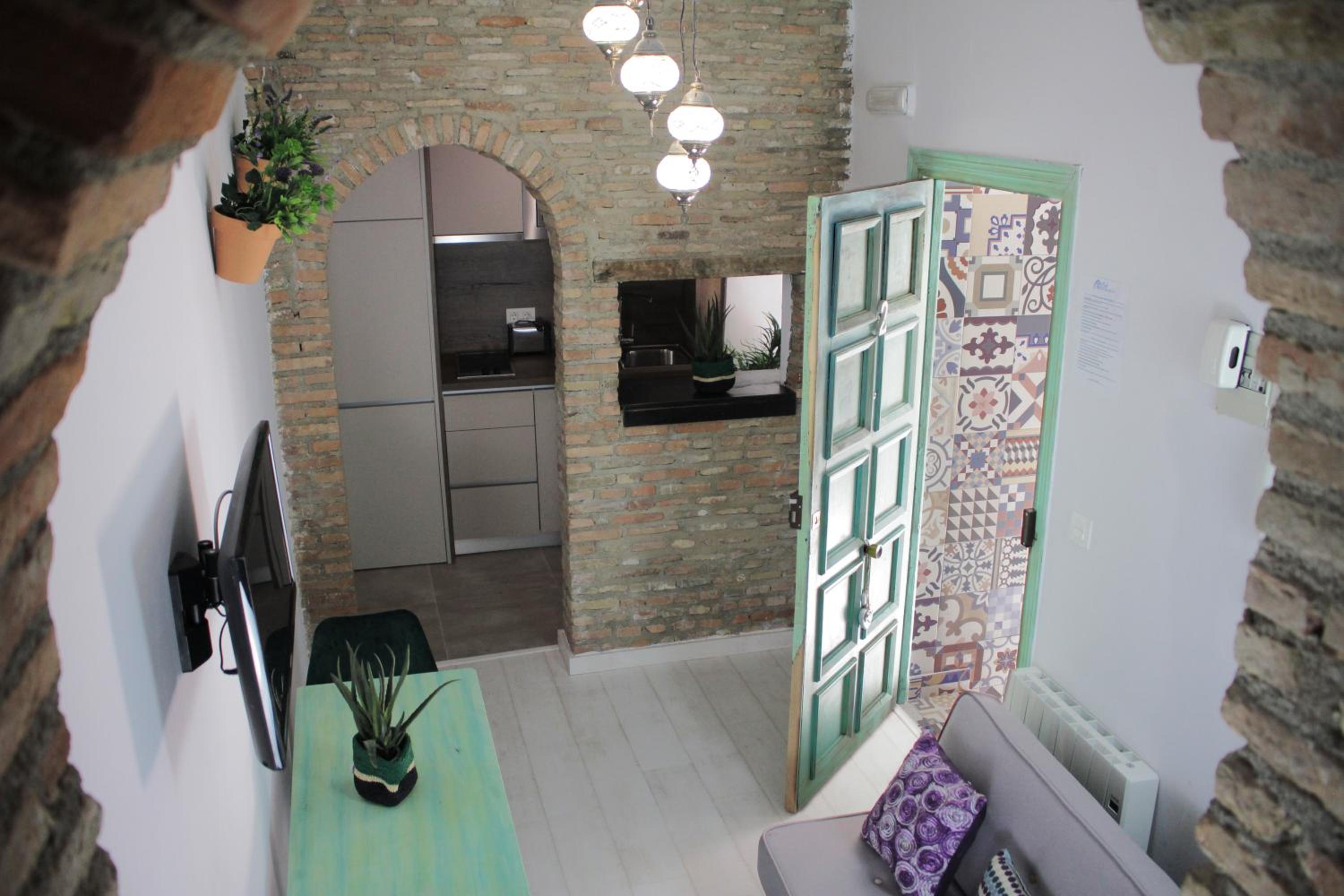 Studio Apartment - Photo 1