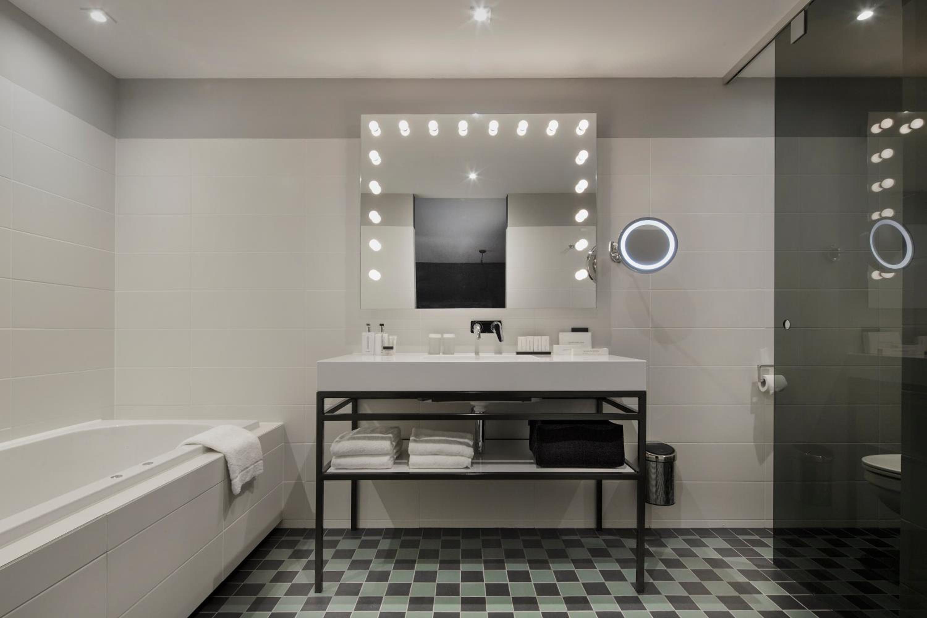 West Suite - Photo 2