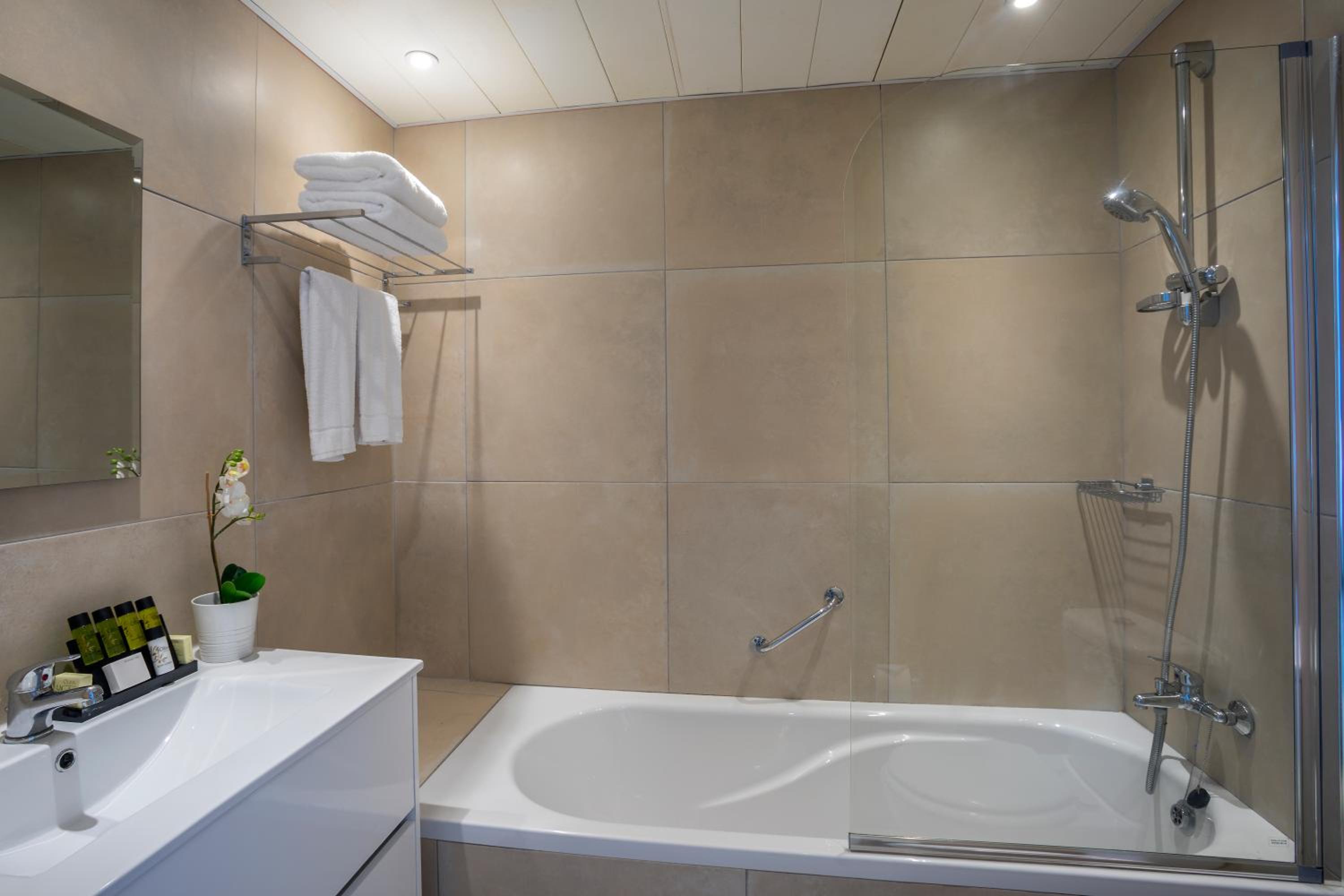Junior Suite with Side Sea View thumbnail 5