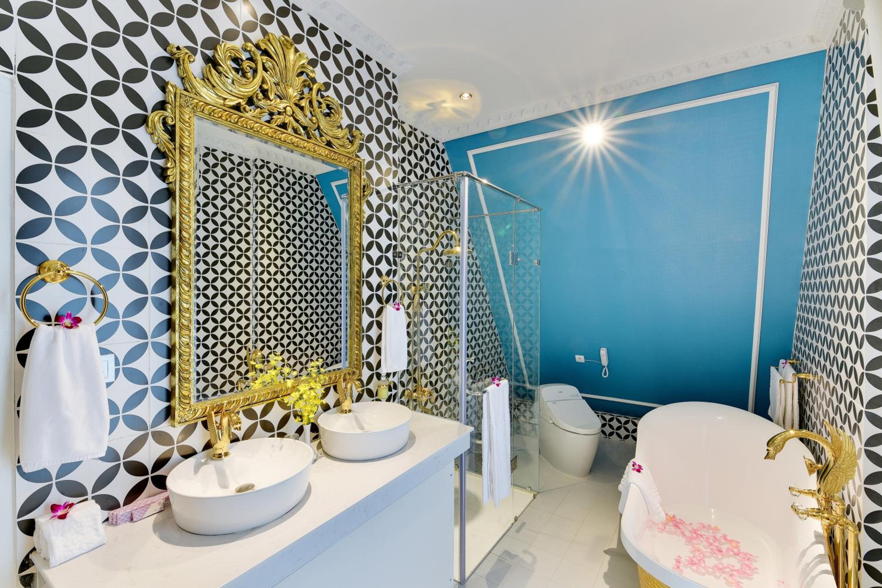 Suite - Photo 9