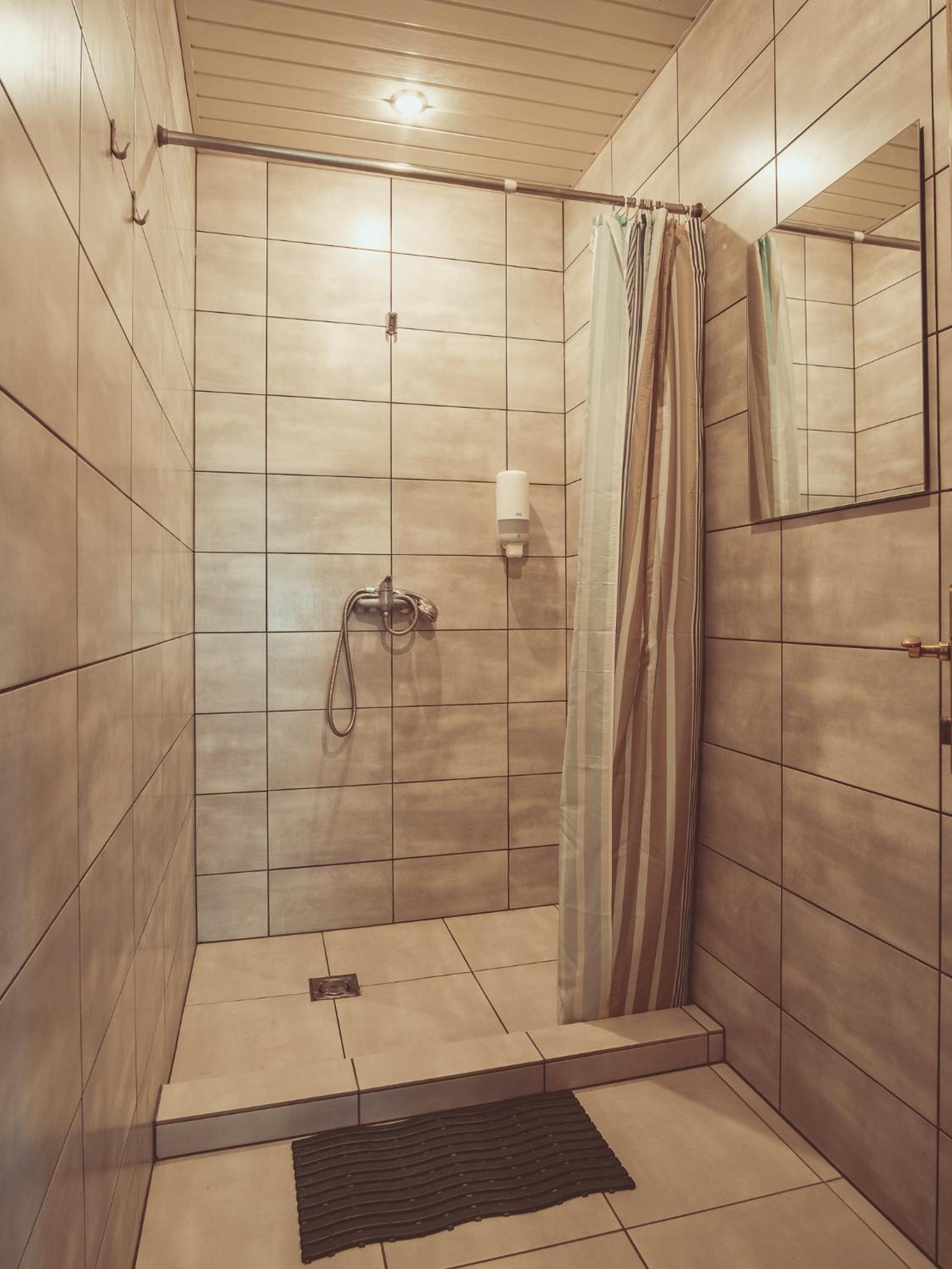 Family Room with Private Bathroom photo 3