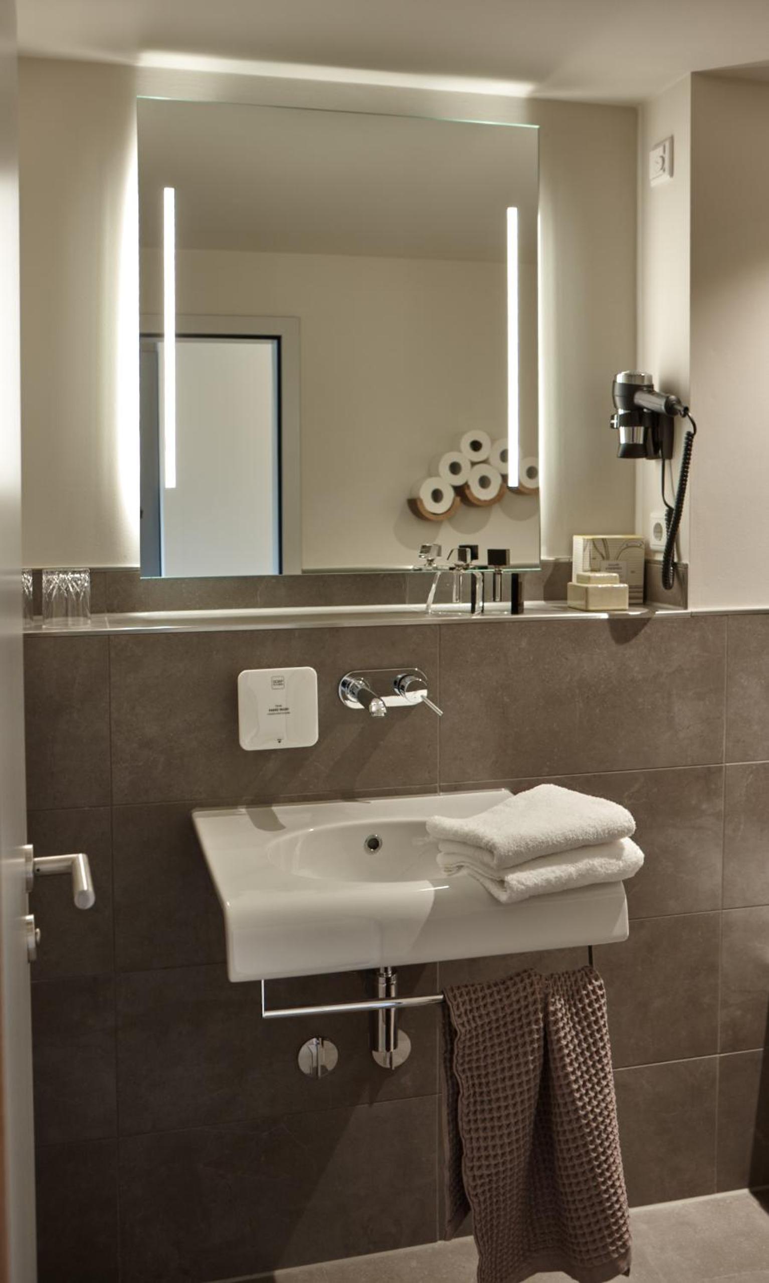 Large Double Room - Photo 9