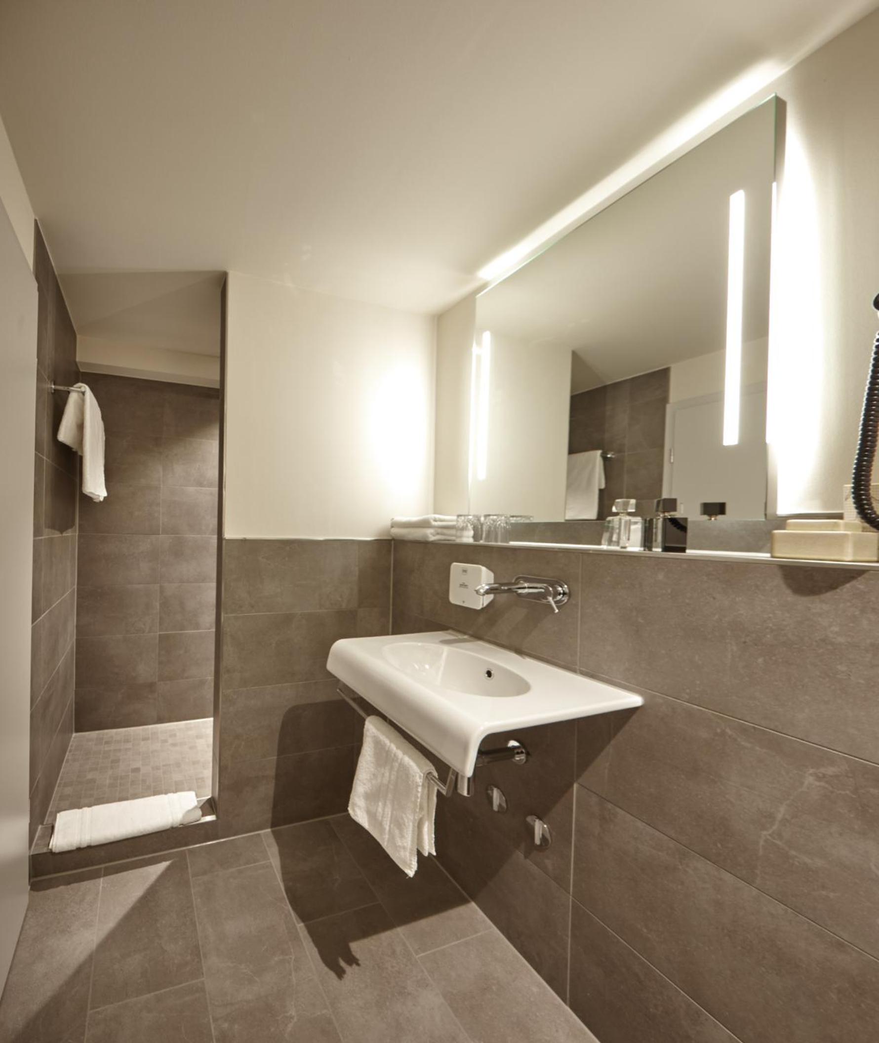 Large Double Room - Photo 3