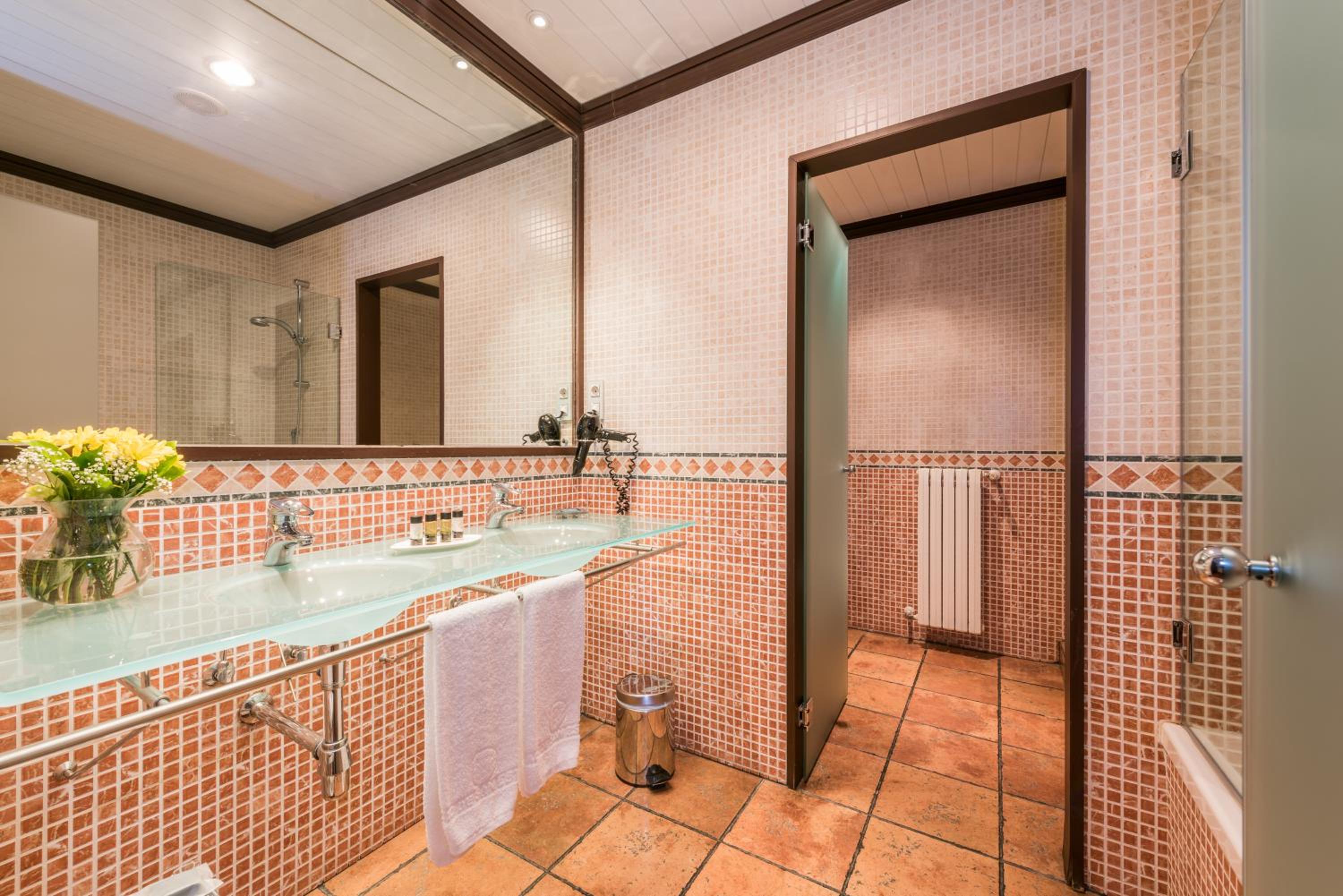 Deluxe Double or Twin Room - Photo 2