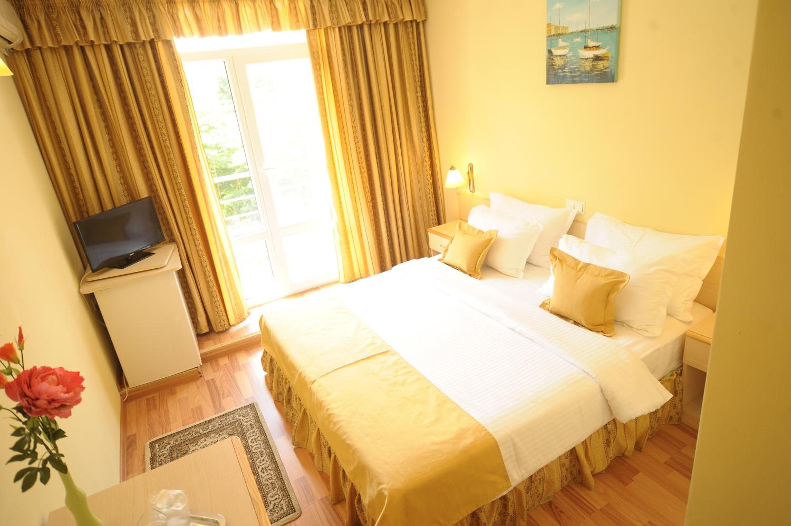 Double or Twin Room - Photo 4