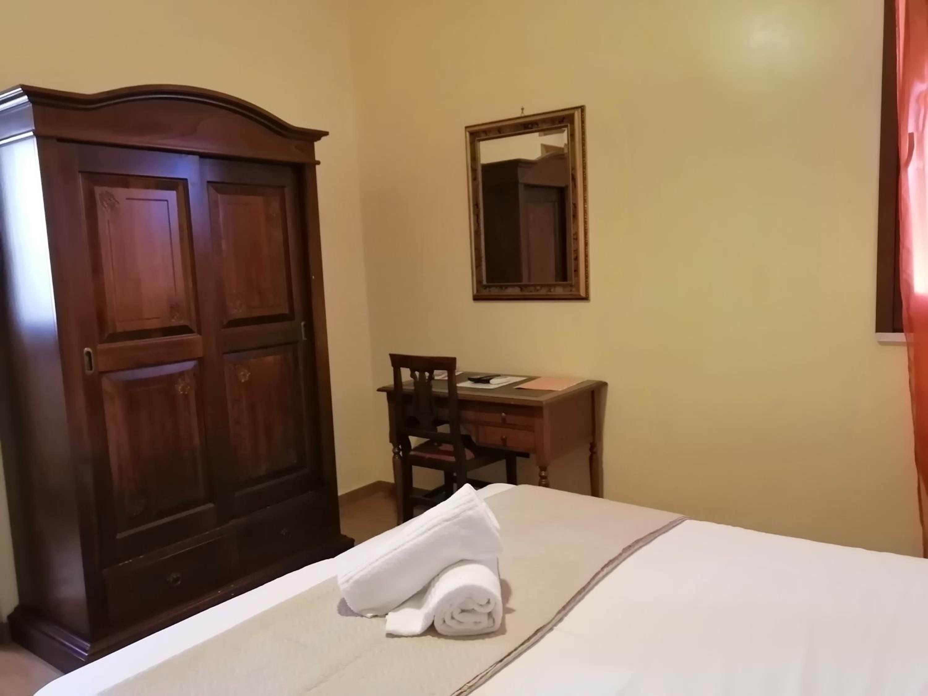 Double Room with Private Bathroom photo 3