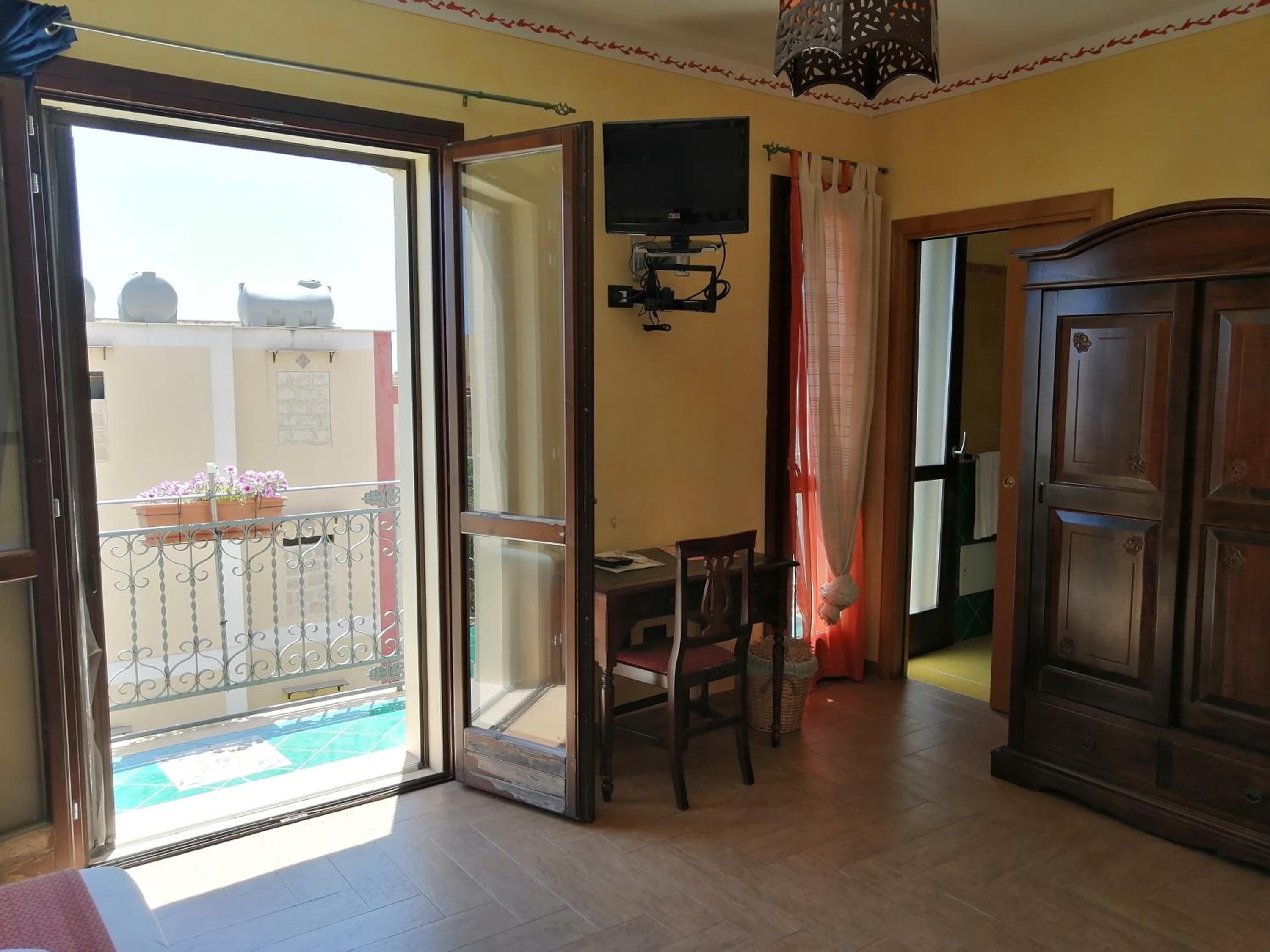 Triple Room with Private Bathroom photo 3