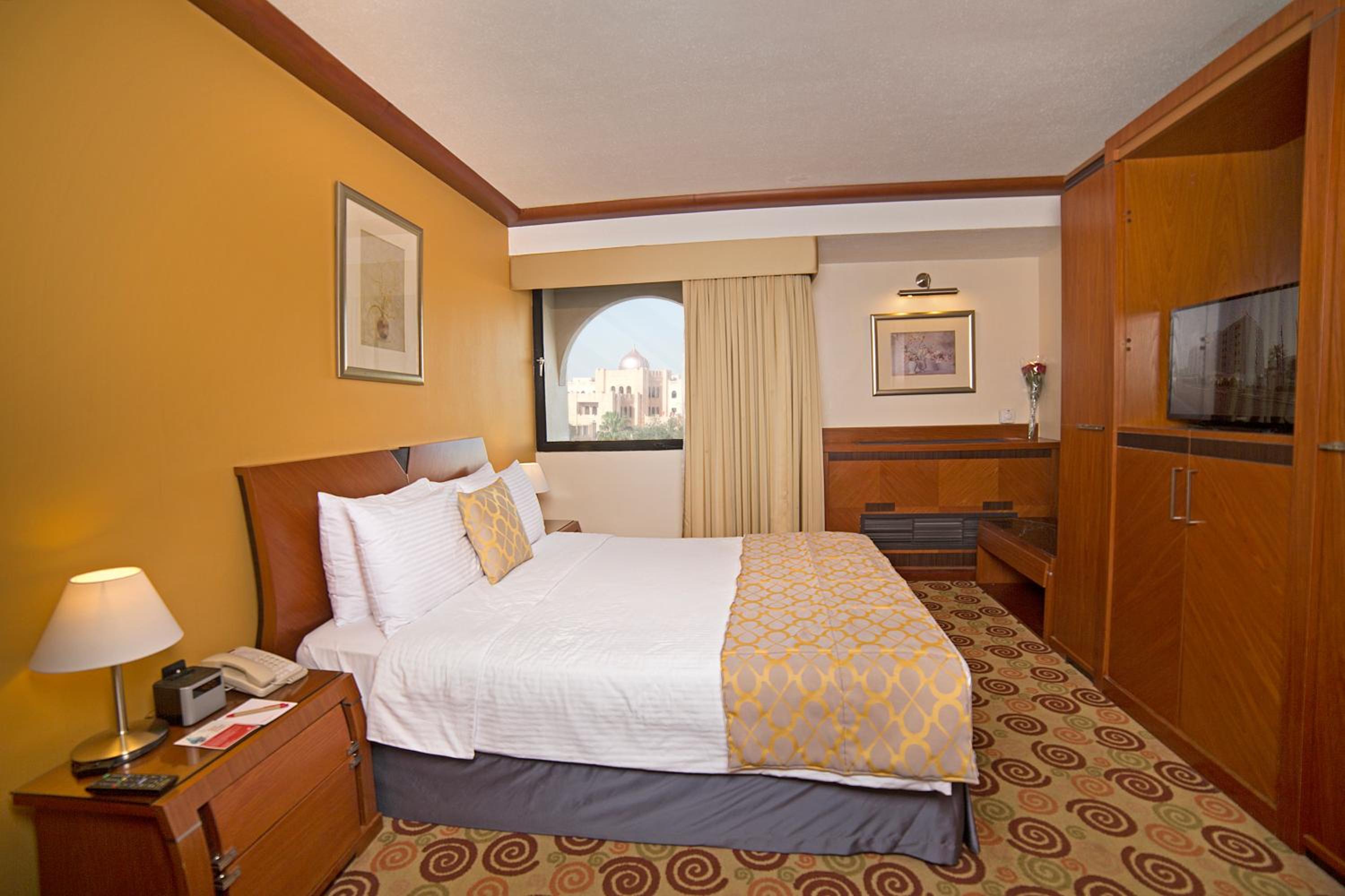 Junior King Suite - Non-Smoking photo 1