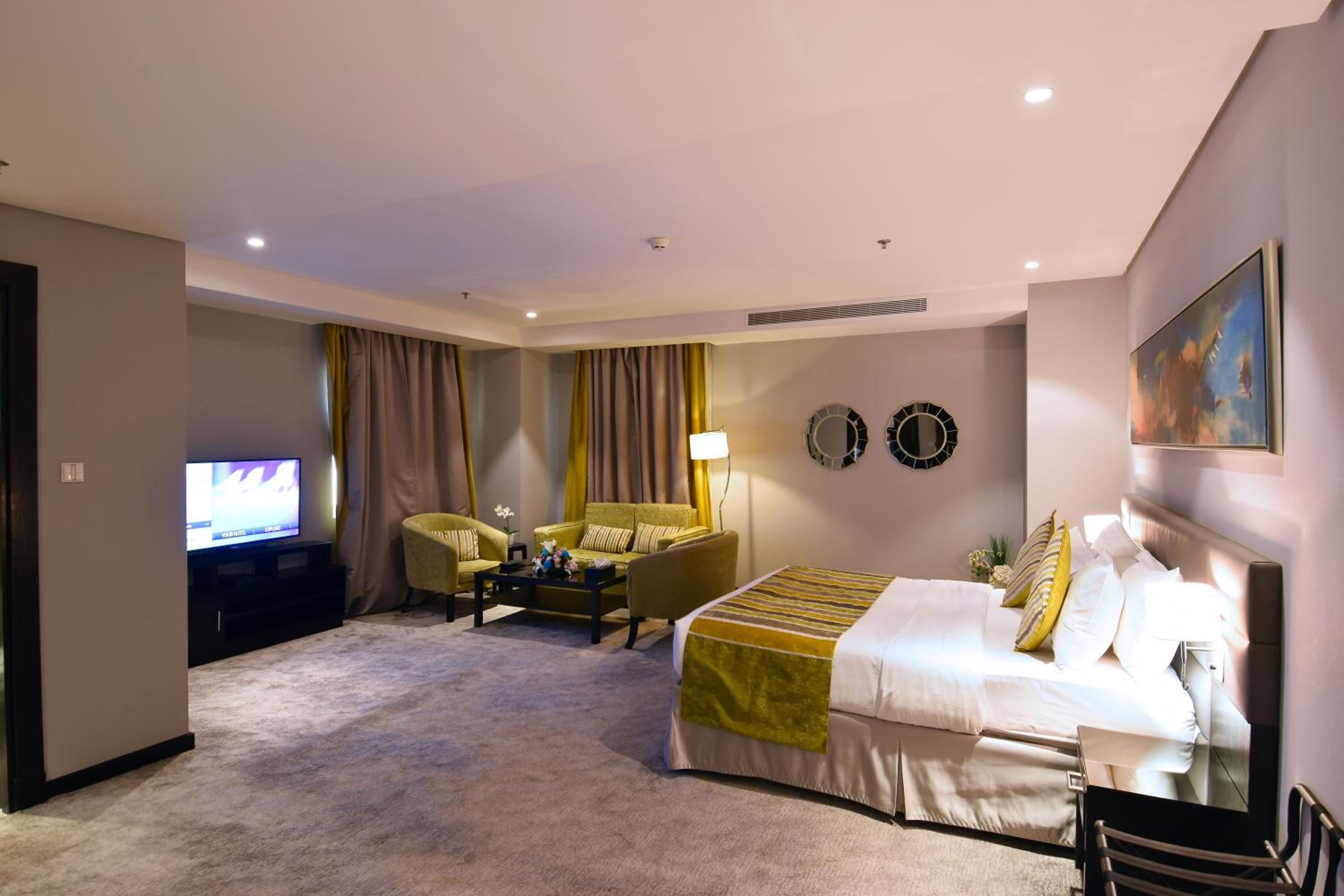Junior Queen Suite photo 3