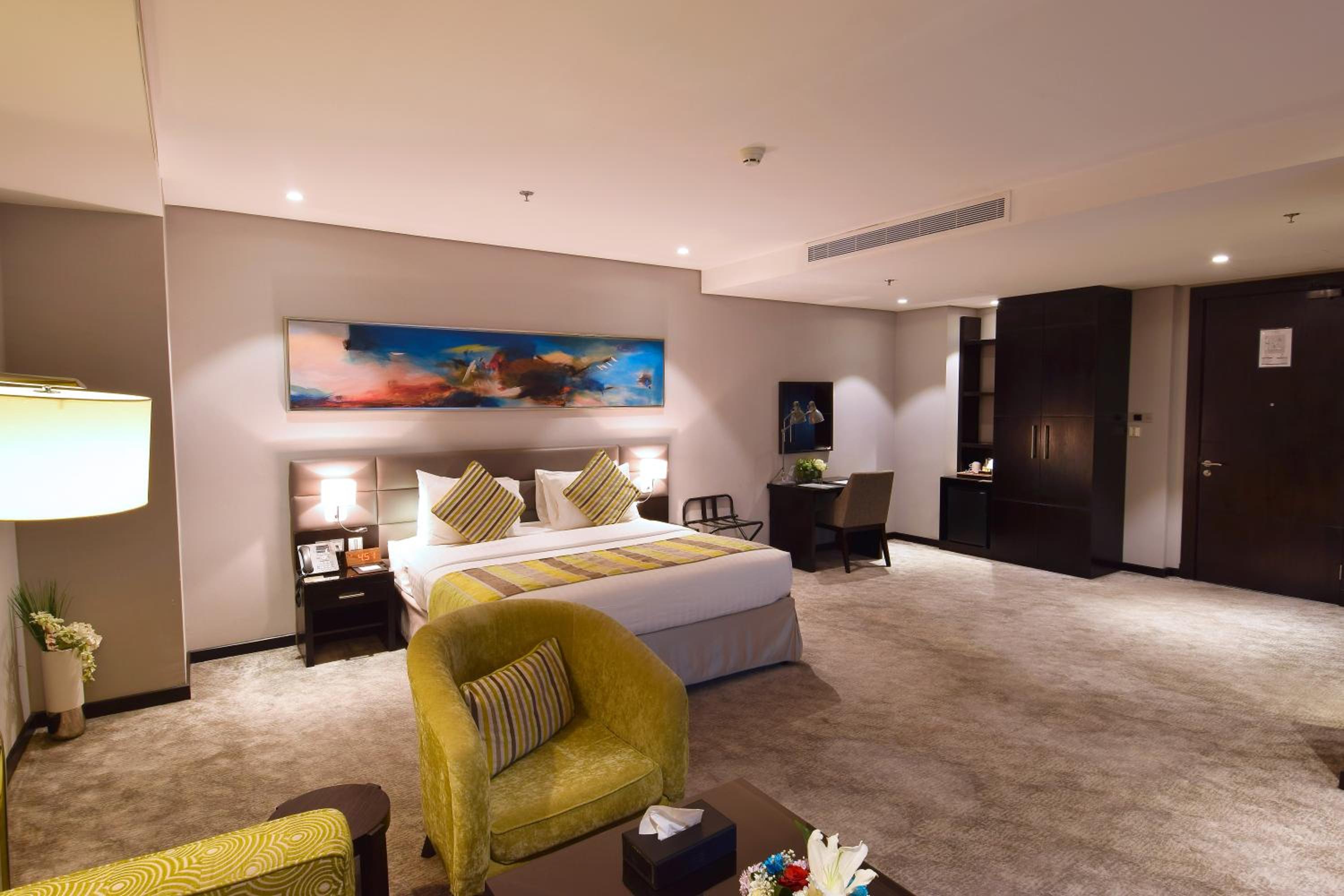 Junior Queen Suite photo 2