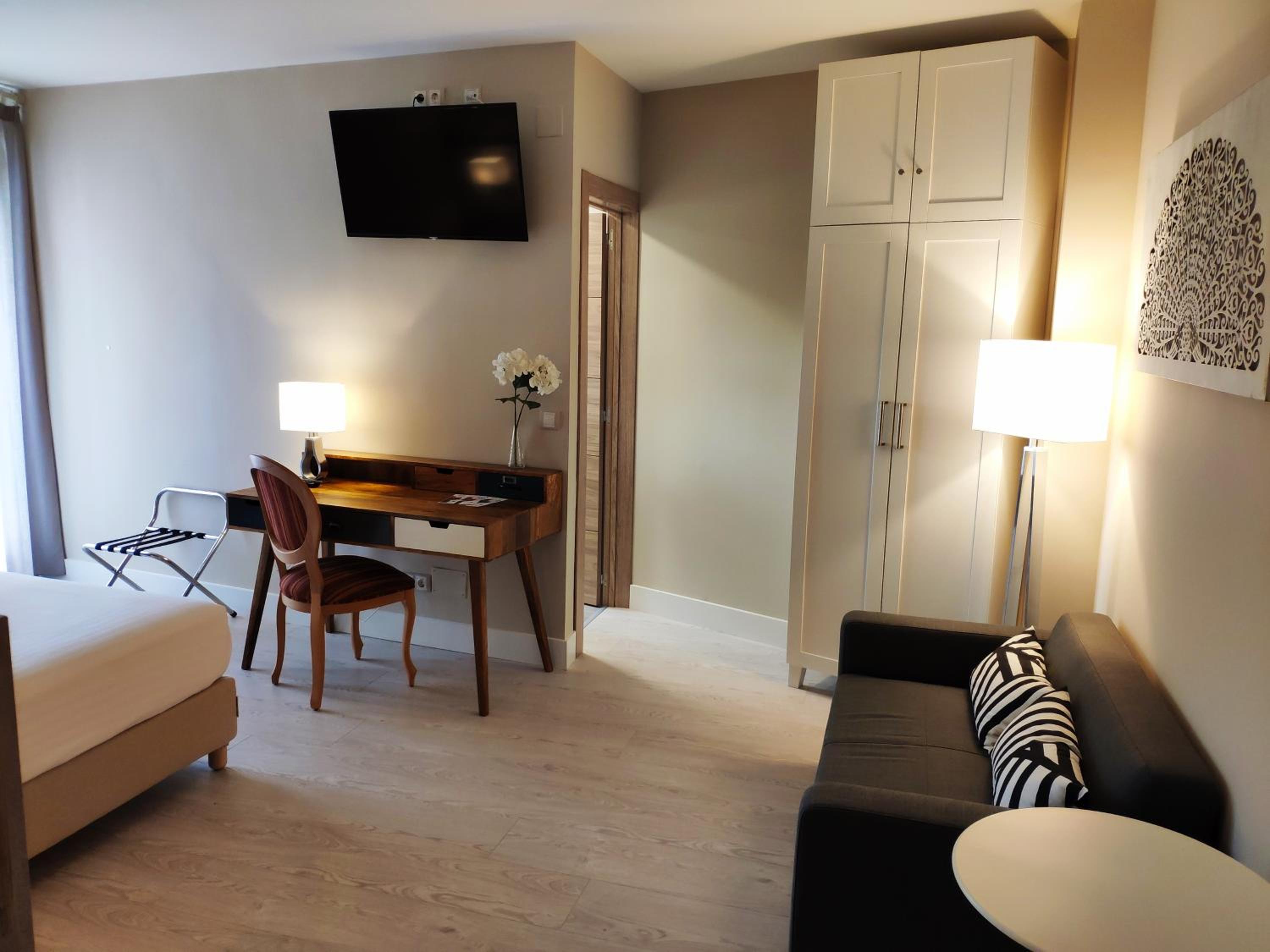 Deluxe Double Room with River View - Photo 3