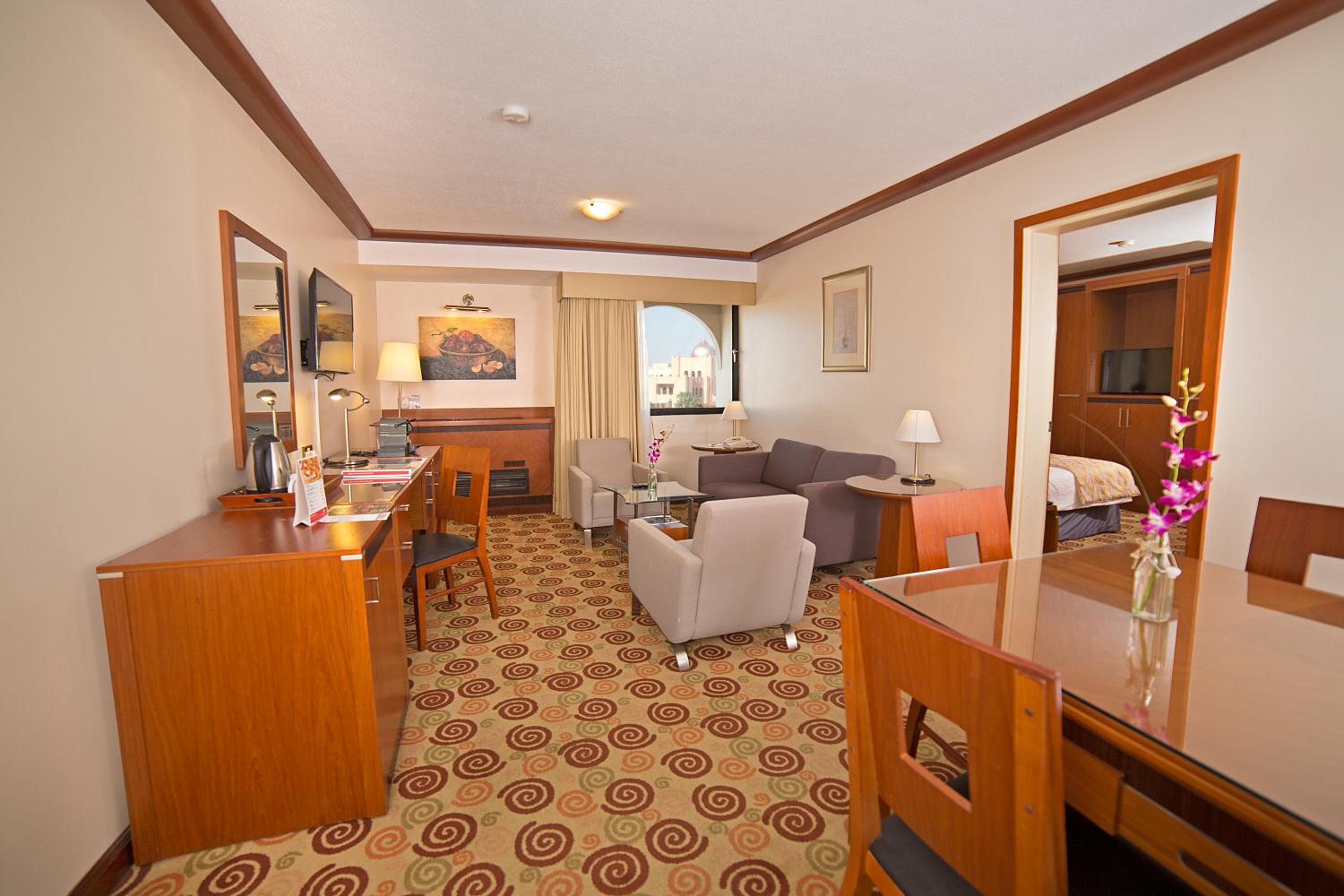 Junior King Suite - Non-Smoking photo 3